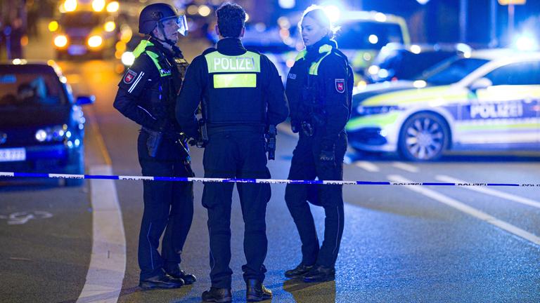  Polizisten sichert in der Nacht eine Einsatzstelle in der Region Hannover.