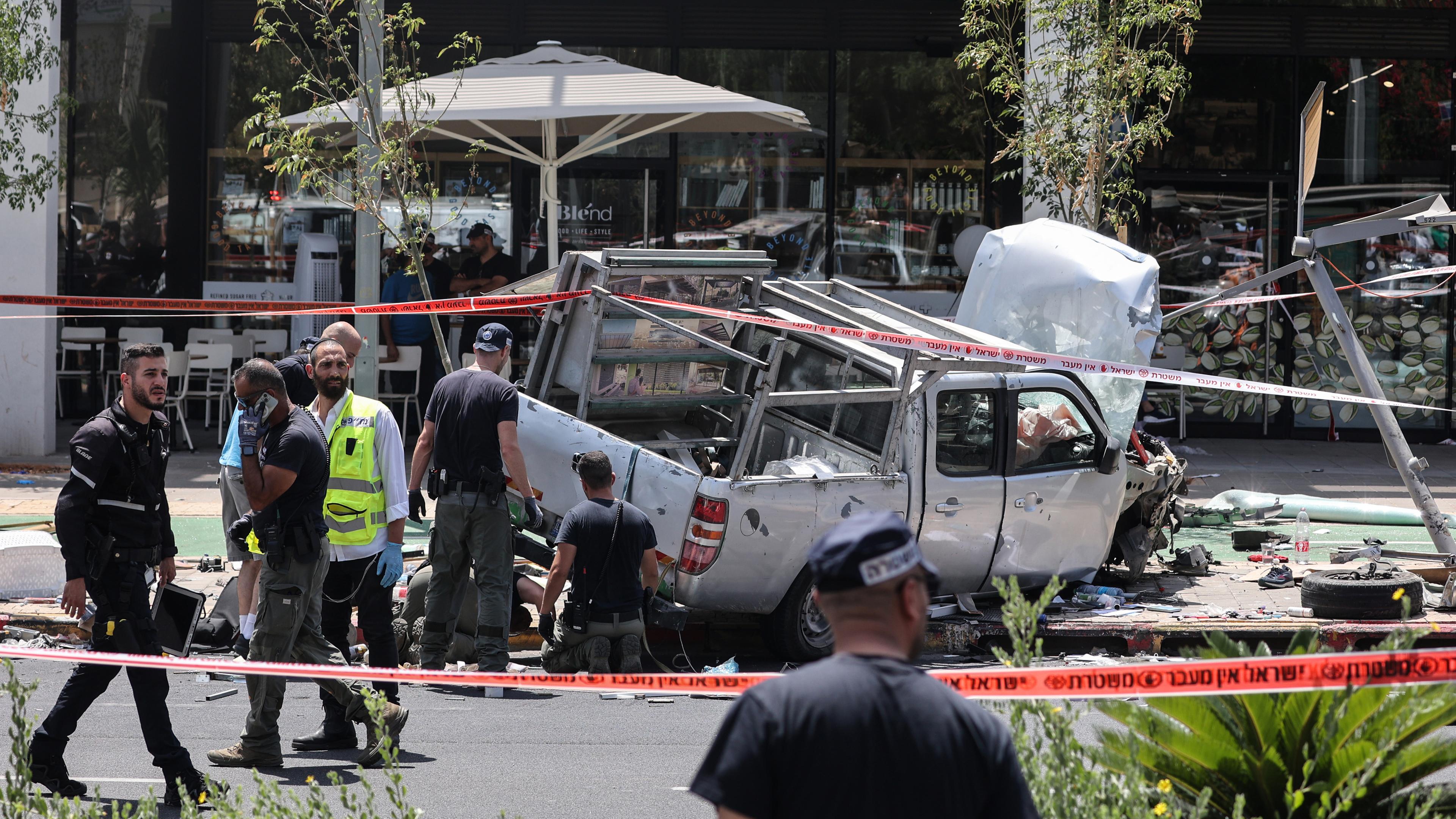 Israel, Tel-Aviv: Israelische Sicherheits- und Rettungskräfte inspizieren den Ort eines Anschlags mit einem Auto in Tel Aviv.