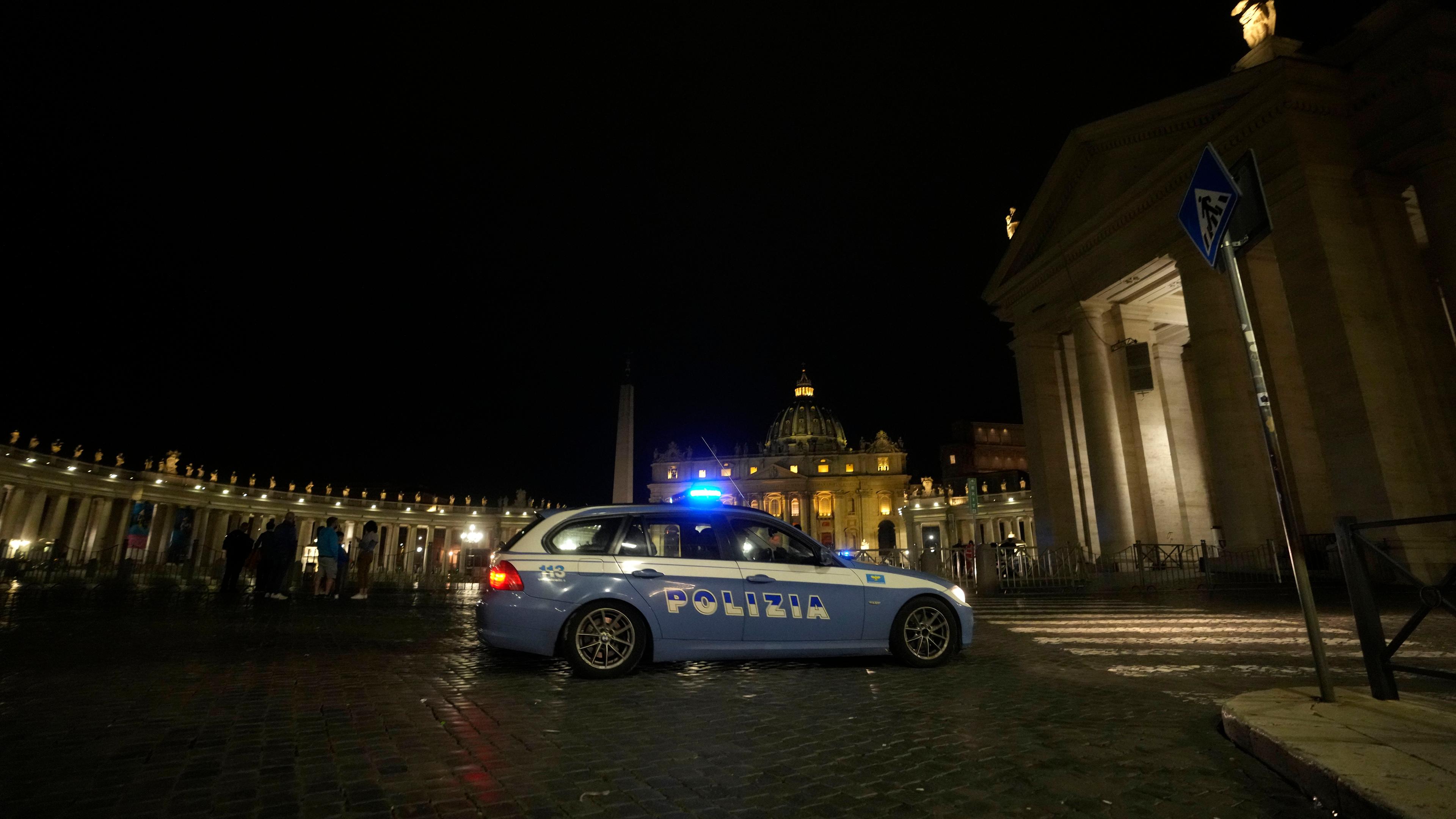 Ein italienisches Polizeiauto fährt am späten Donnerstag vor dem Petersplatz im Vatikan vorbei.