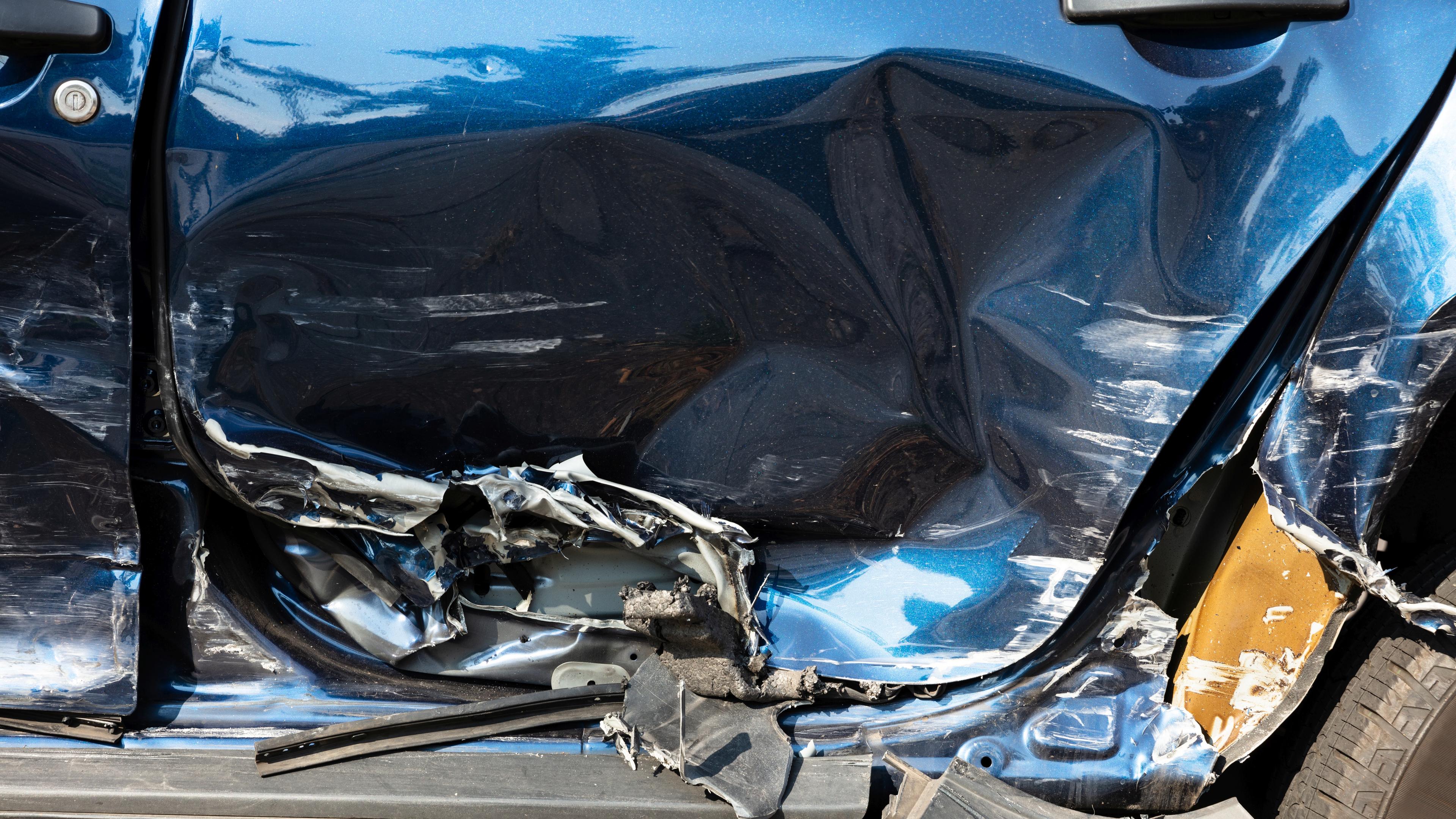 Eine Nahaufnahme von einem beschädigtem Auto am 12.10.2020.