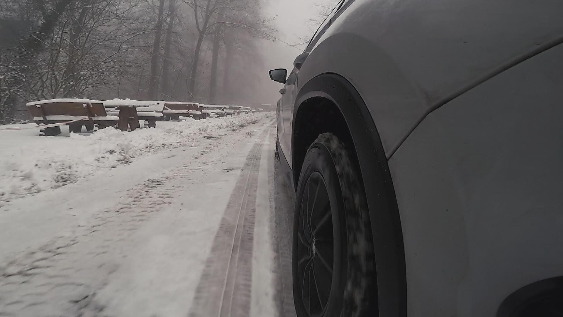 Auto auf verschneiter Straße