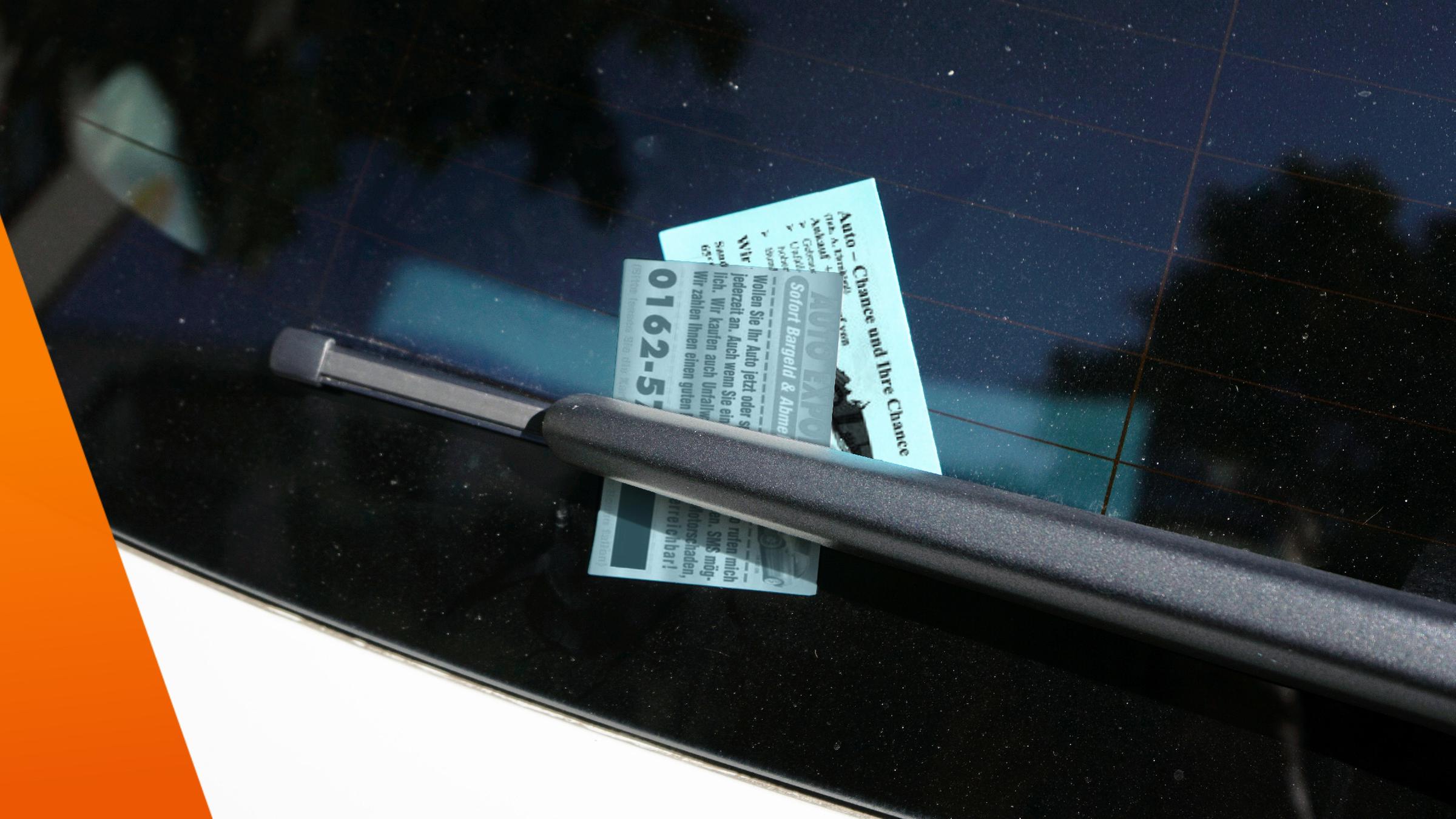 Visitenkarten von Autoankäufern stecken an der Windschutzscheibe