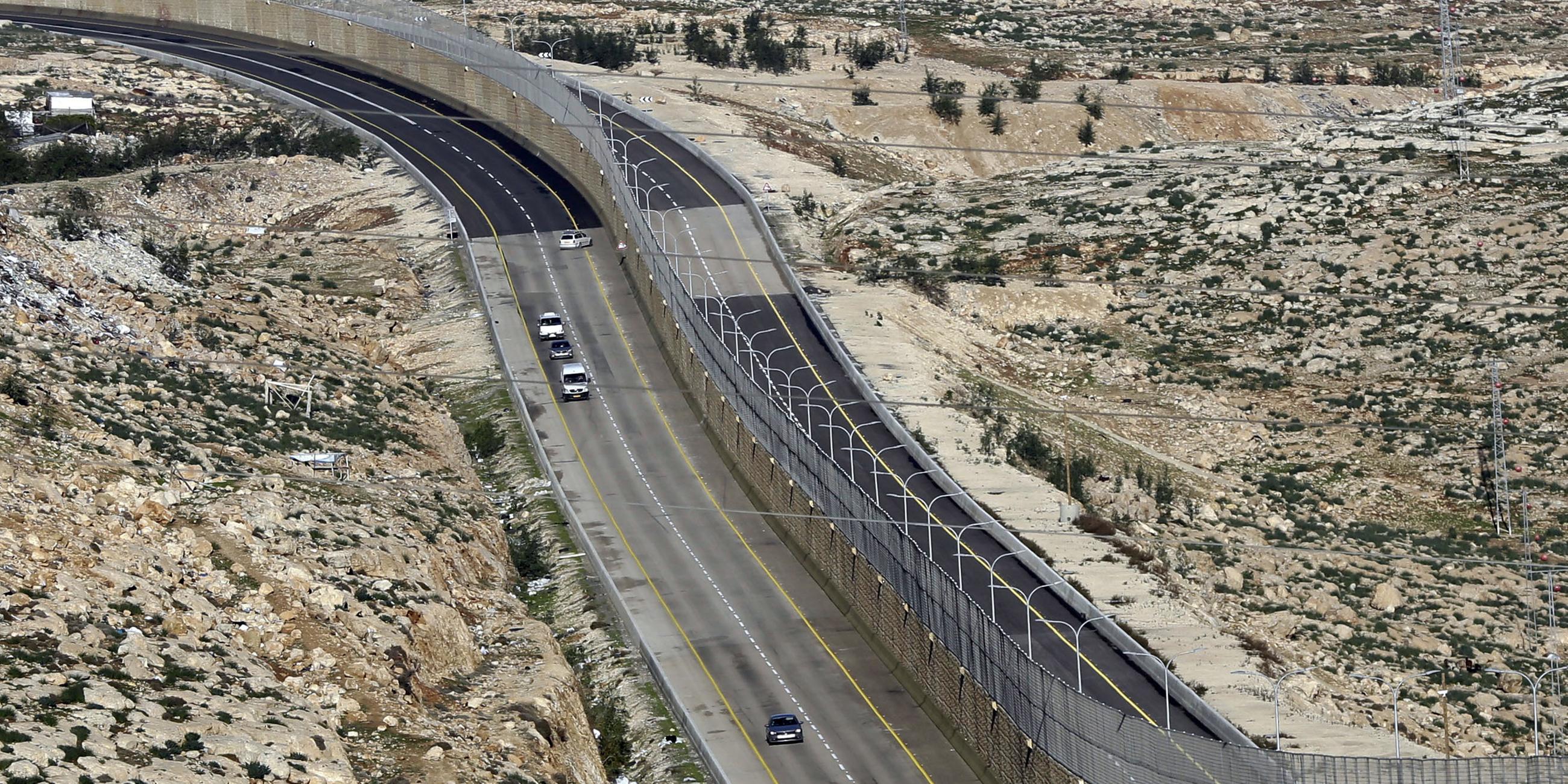 Mauer zwischen Israelis und Palästinensern auf neuer Autobahn