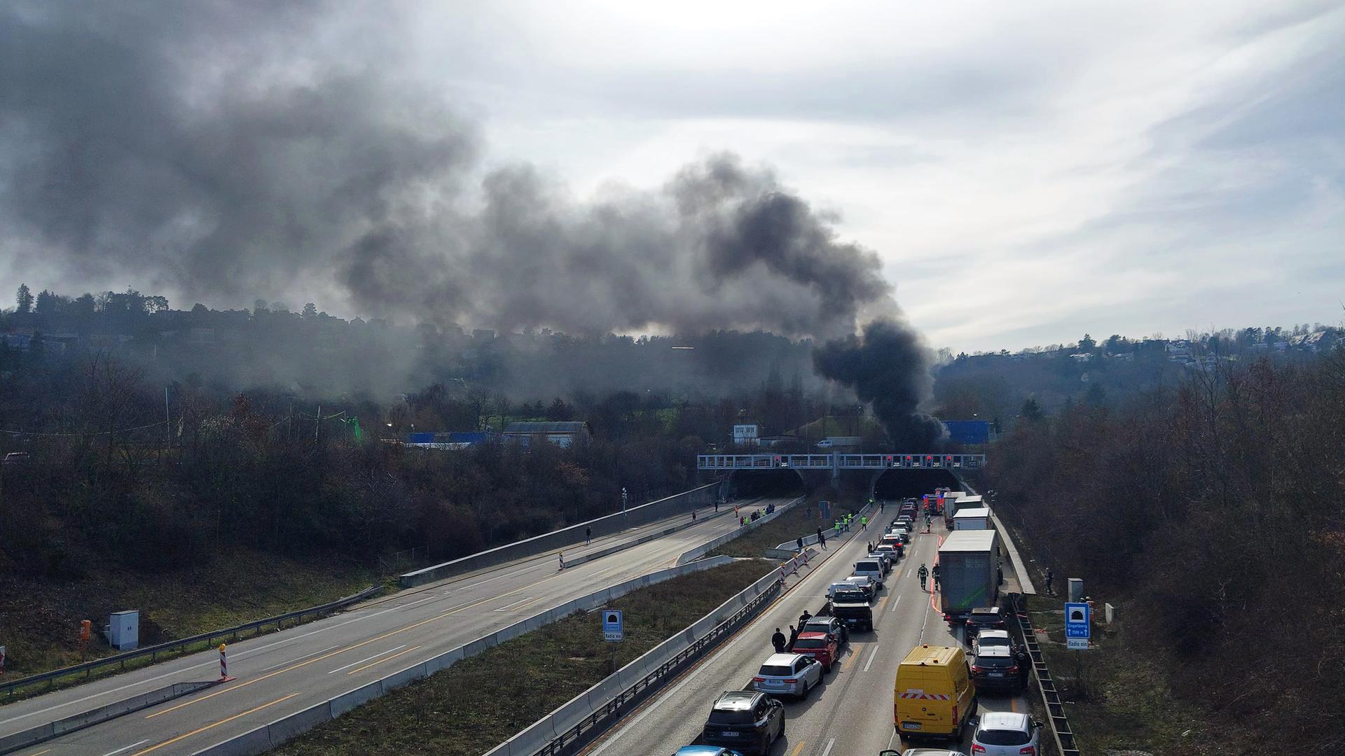 g: Eine Rauchsäule ist über dem Eingang zum Engelbergtunnel bei Leonberg auf der A81 zu sehen. 