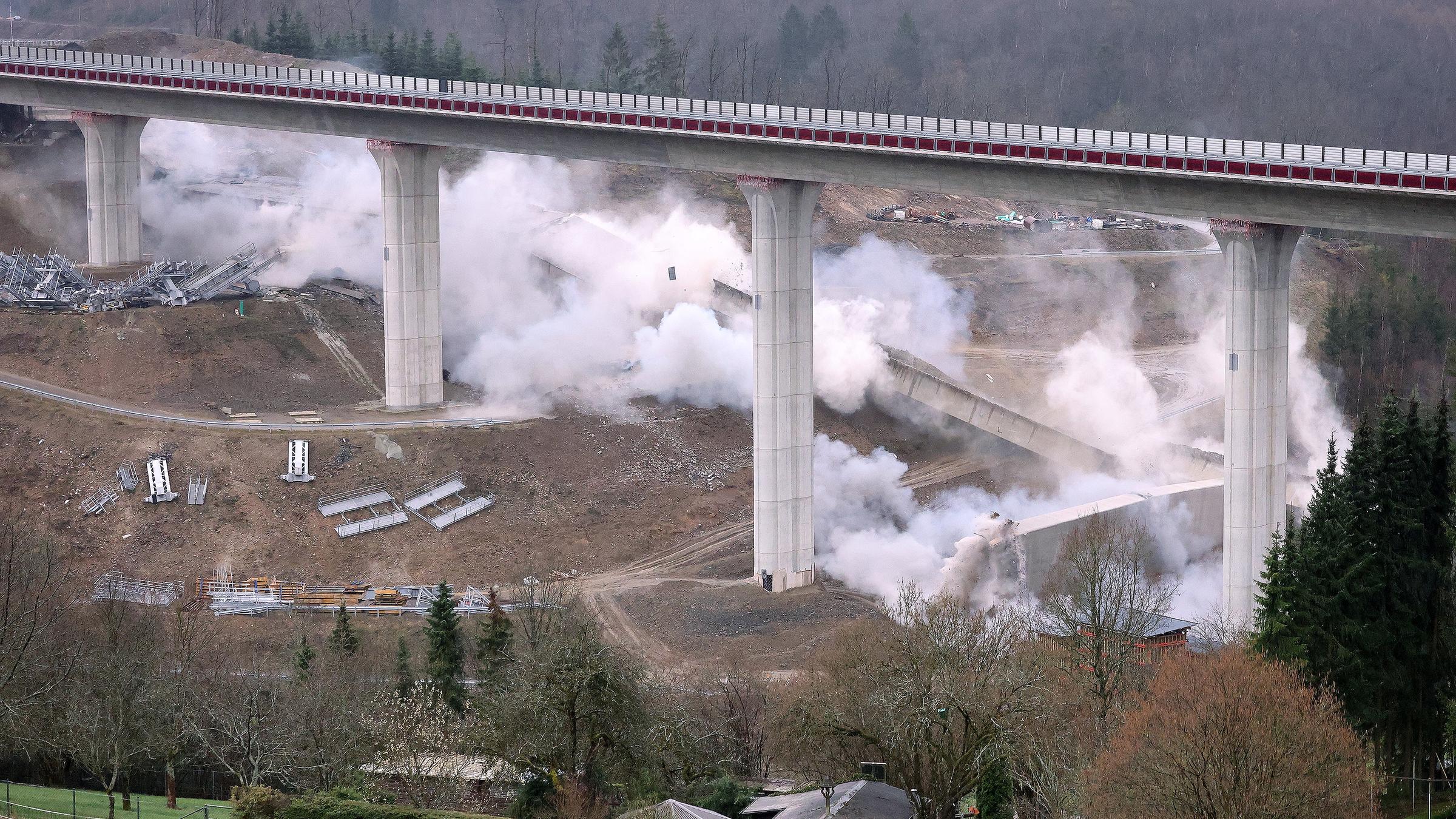 Sprengung der südlichen Brücke der A45-Talbrücke Eisern