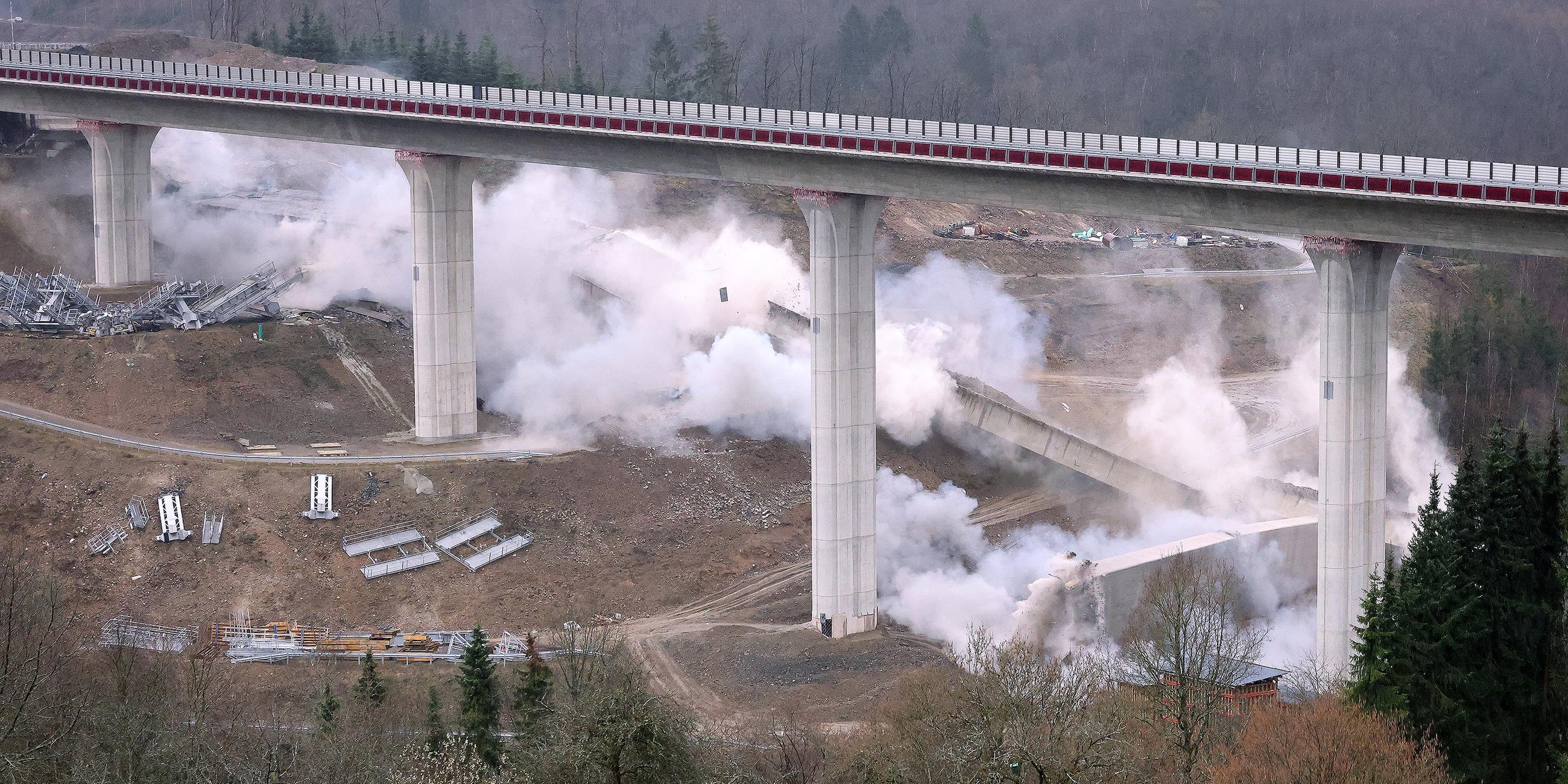 Sprengung der südlichen Brücke der A45-Talbrücke Eisern