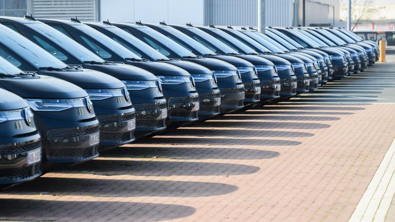 Volkswagen Transporter T7 eHybrid stehen im Werk von Volkswagen Nutzfahrzeuge.