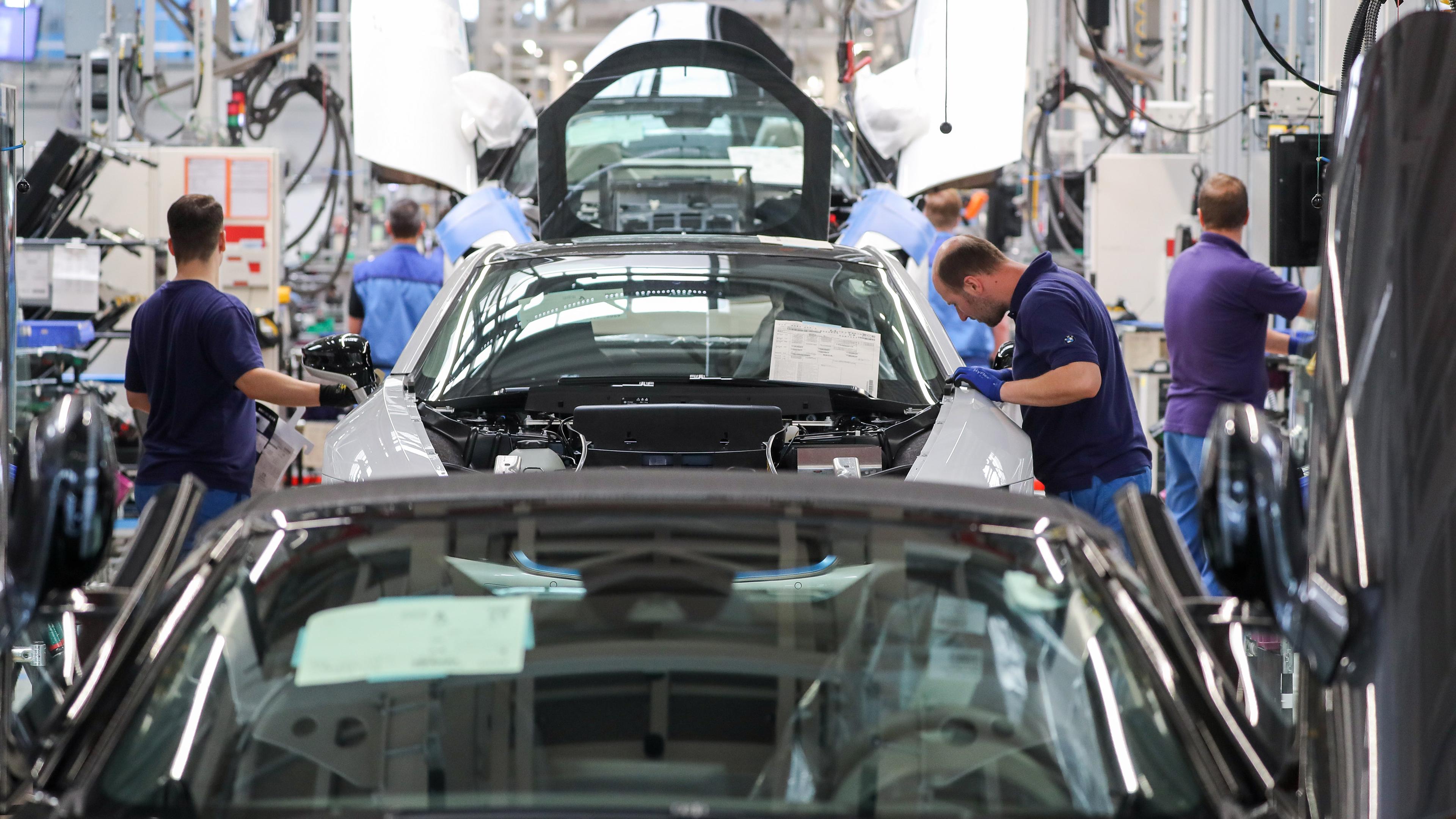 Mitarbeiter im BMW-Werk Leipzig arbeiten in der Montage des i8, 20.05.2019.