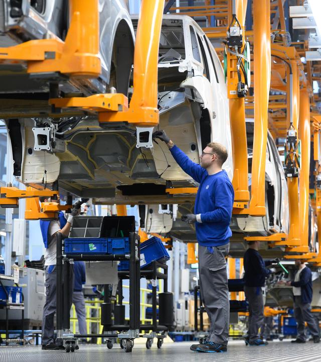 Mitarbeiter montieren Elektro-Bullis ID Buzz im Werk von Volkswagen Nutzfahrzeuge am 04.03.2026 in Hannover.