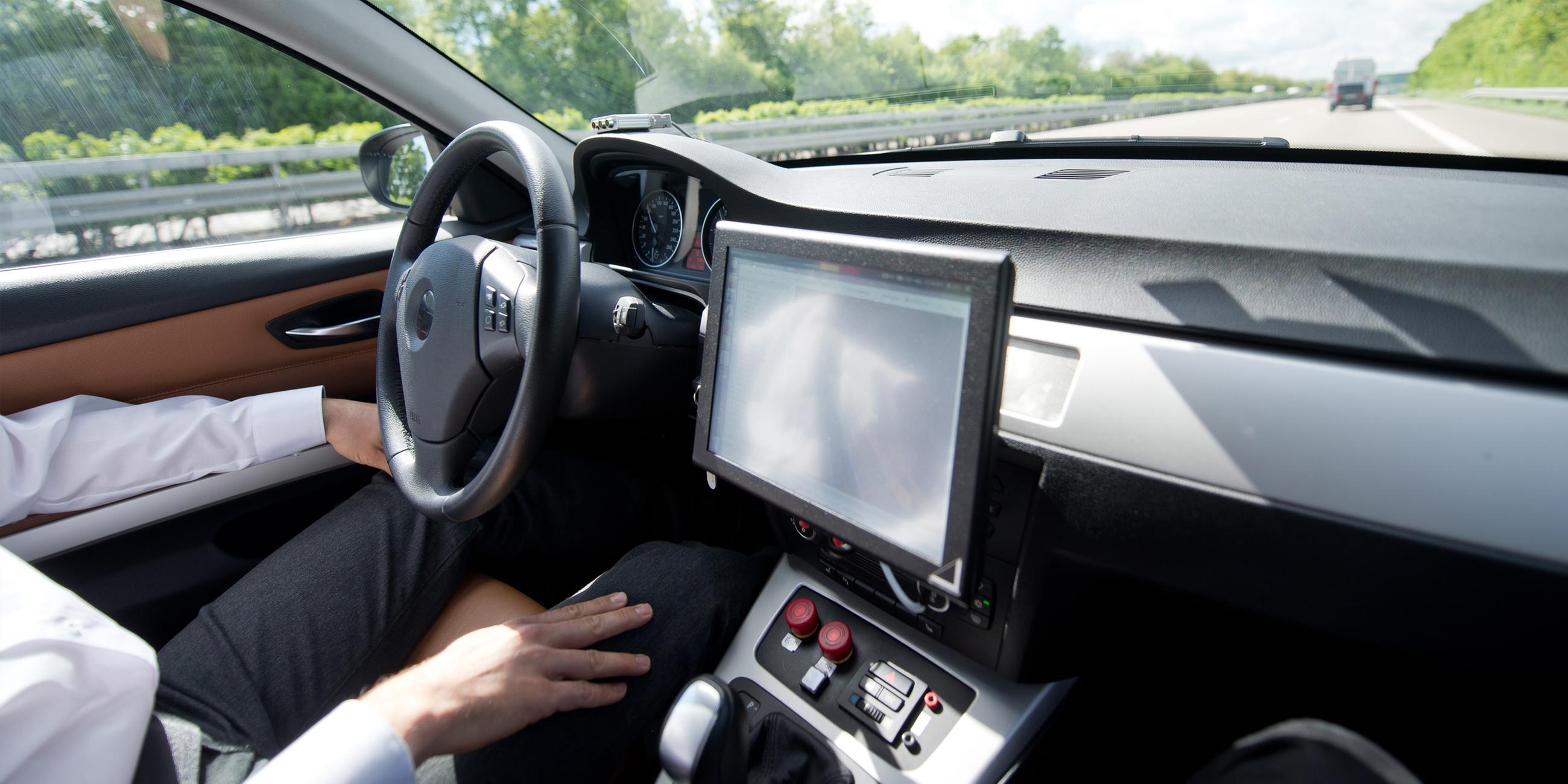  Ein Mitarbeiter fährt auf der Autobahn 81 bei Abstatt in einem Auto, das als Prototyp für autonomes Fahren genutzt wird. 