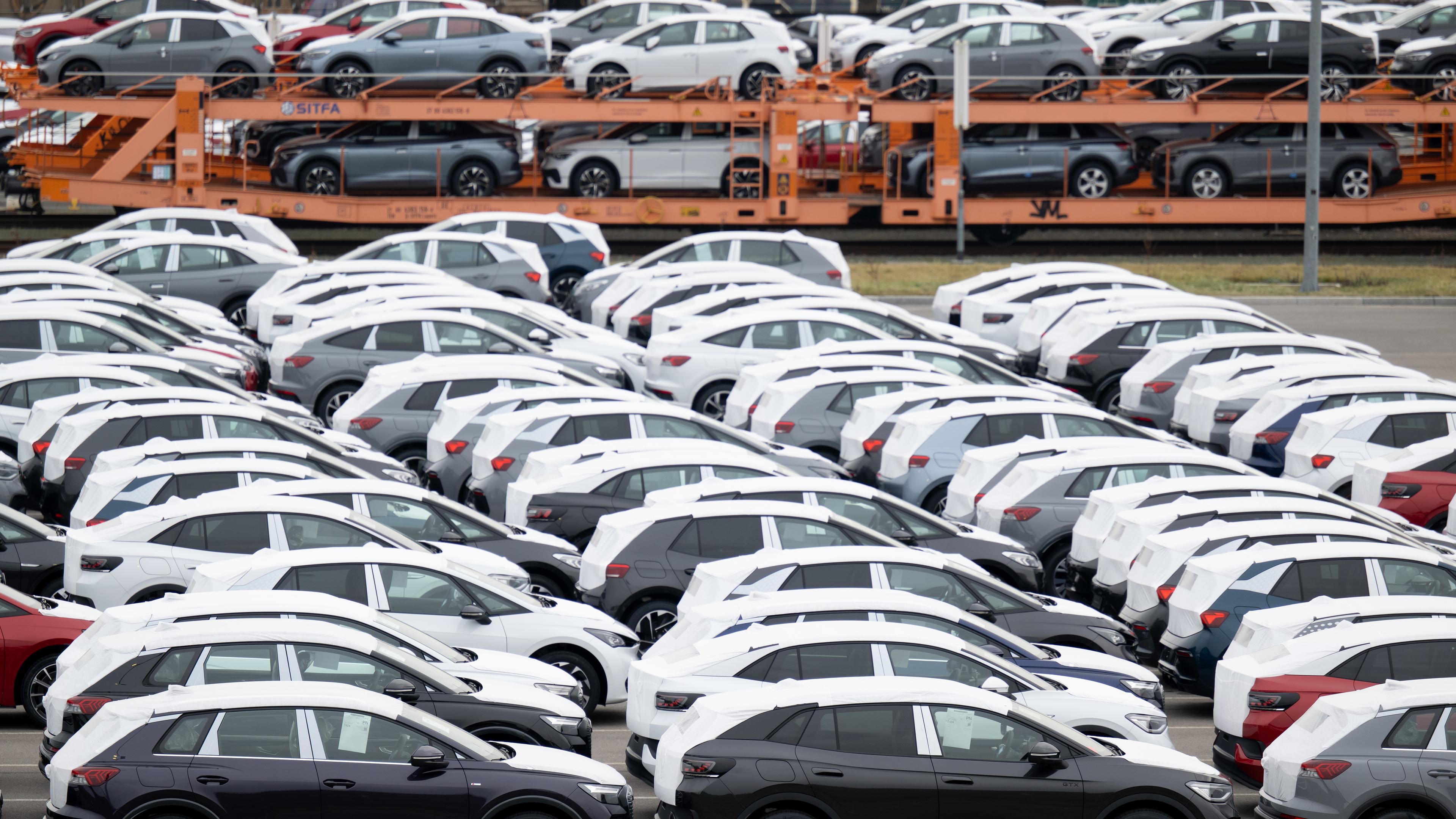 Auf einem Parkplatz in einem Werk stehen Neufahrzeuge vor der Auslieferung, aufgenommen am 23.02.2023in Zwickau