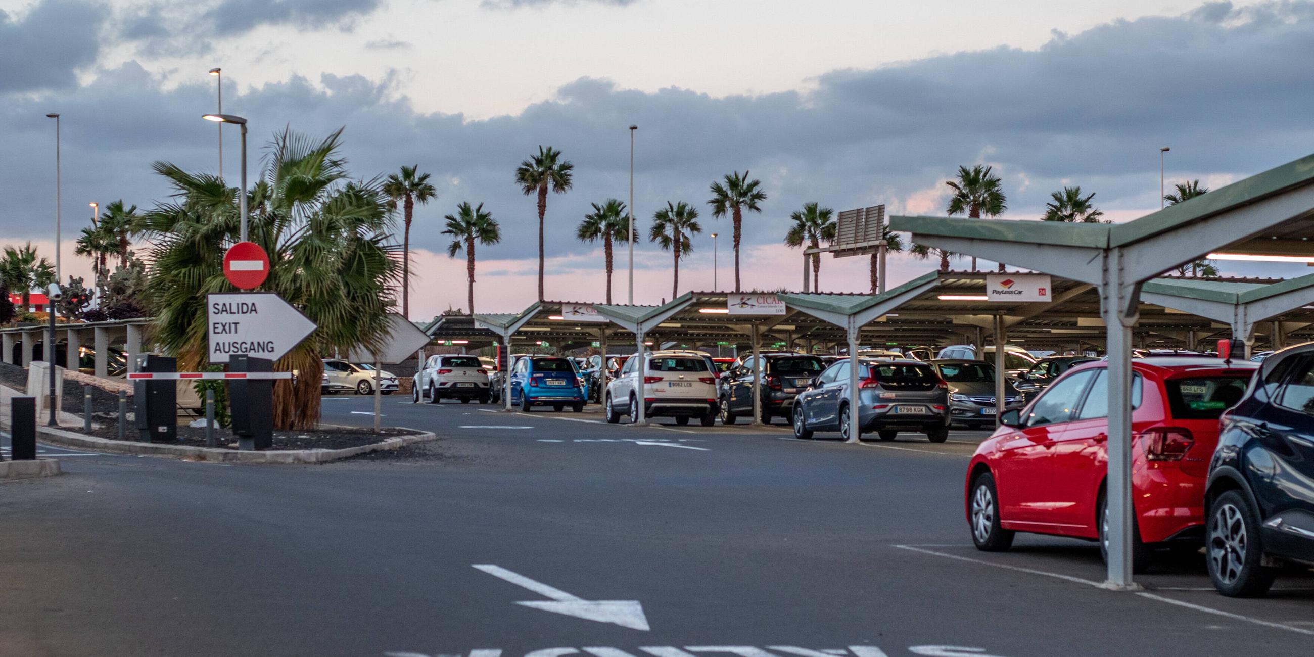 Mietwagen verschiedener Anbieter stehen auf einem Parkplatzgelaende am Flughafen von Puerto del Rosario, Hauptstadt von Fuerteventura in der Provinz Las Palmas. Archivbild