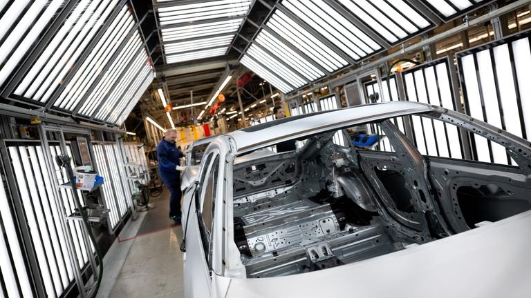 05.12.2023, Bayern, München: Mitarbeiter von BMW arbeiten im Stammwerk in der Produktion an der Karosserie von verschiedenen Modellen des Autoherstellers.