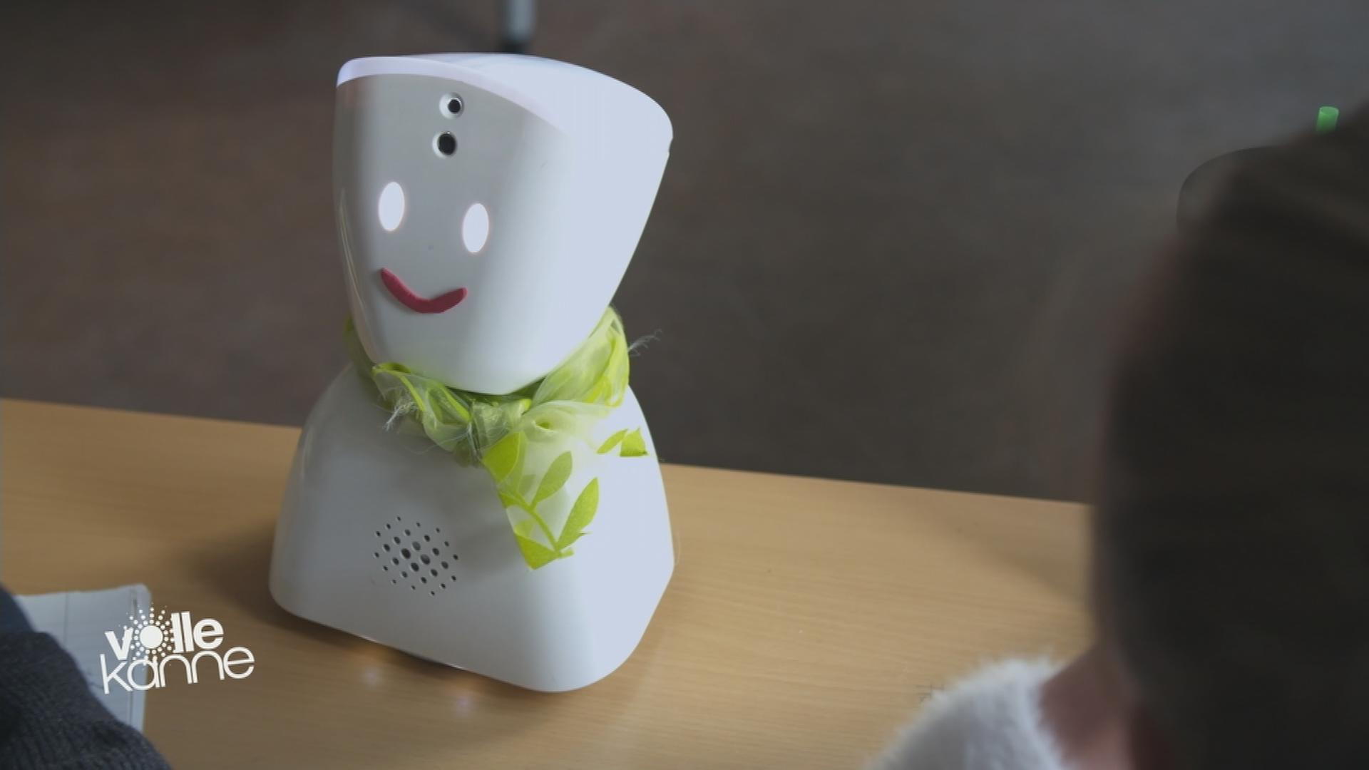 Weißer Roboter mit grünem Schal