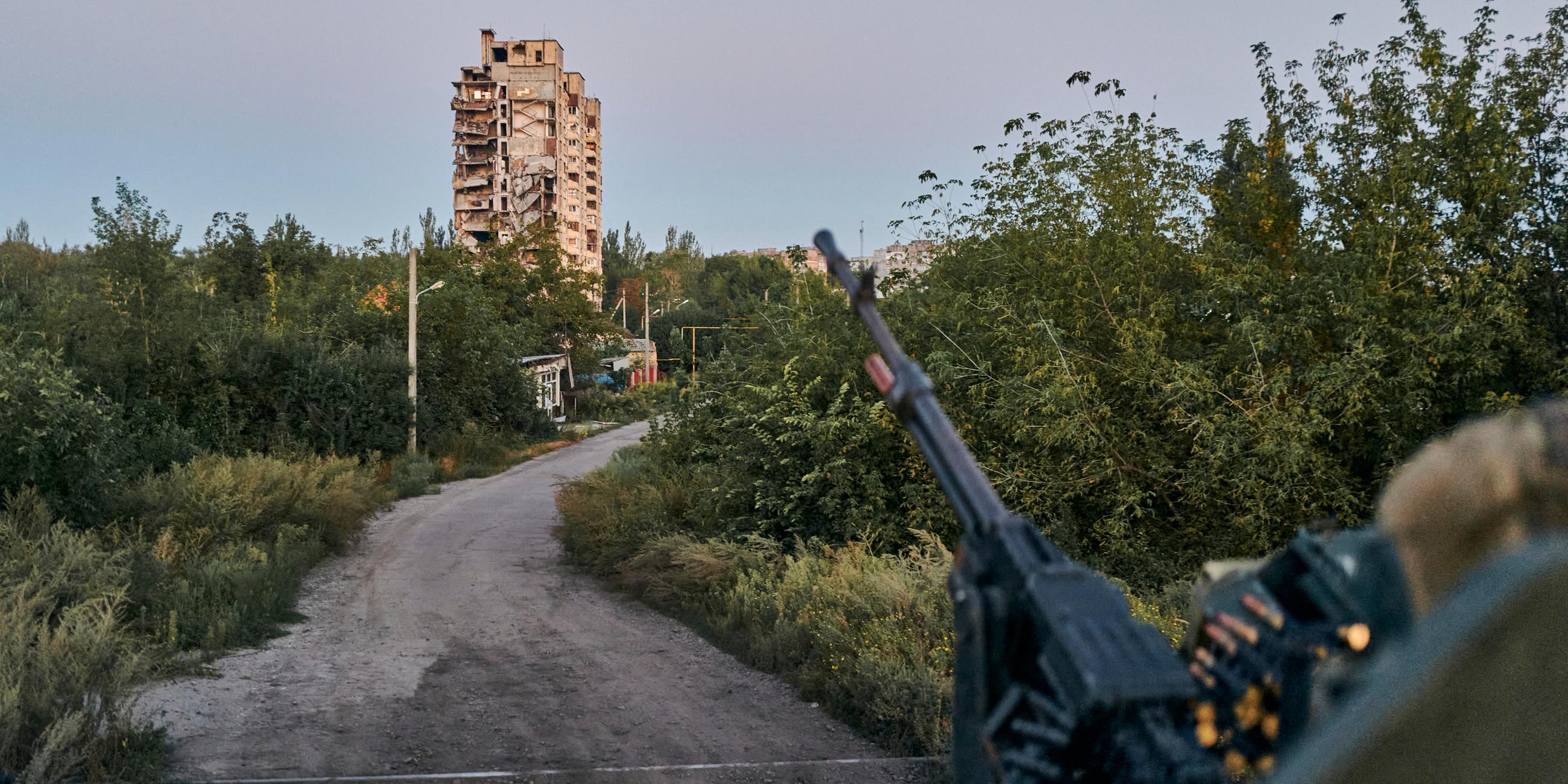 Ein ukrainischer Soldat an der Front nahe der Stadt Awdijiwka im Einsatz