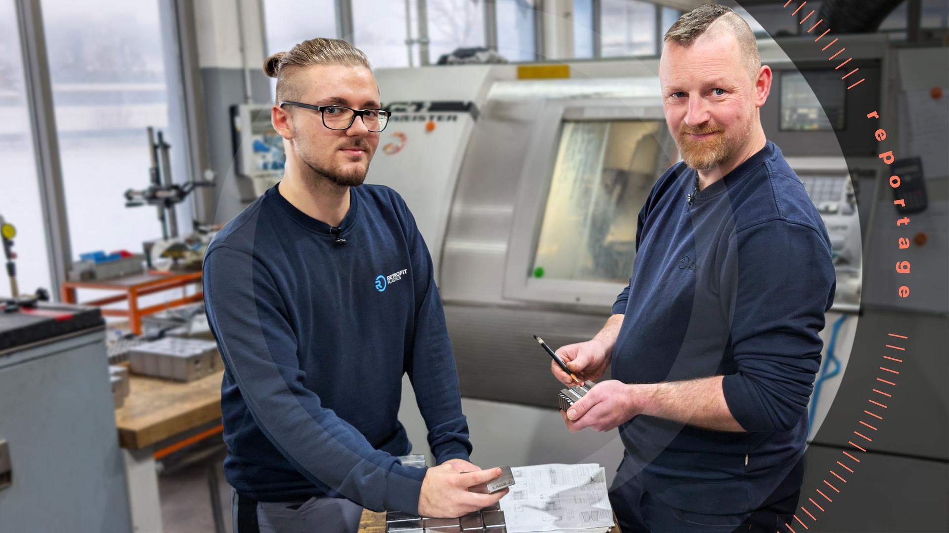 Ausbilder Markus Mittelsdorf und sein Lehrling Carlos stehen in einem Werkraum vor der CNC-Fräse.