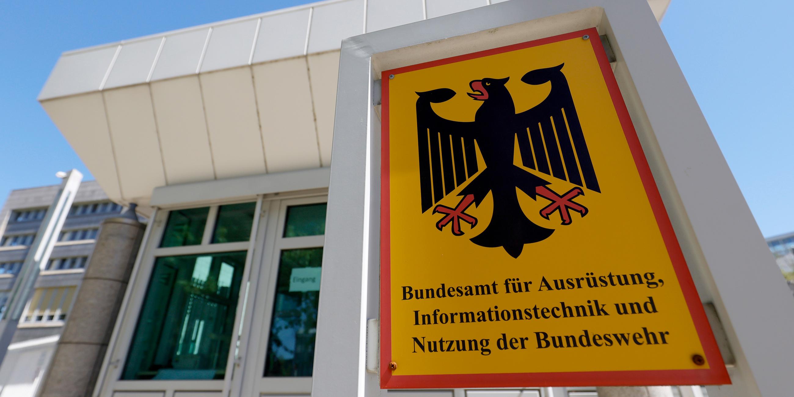 Ein Schild vor dem Das Bundesamt für Ausrüstung, Informationstechnik und Nutzung der Bundeswehr am 10.08.2023.