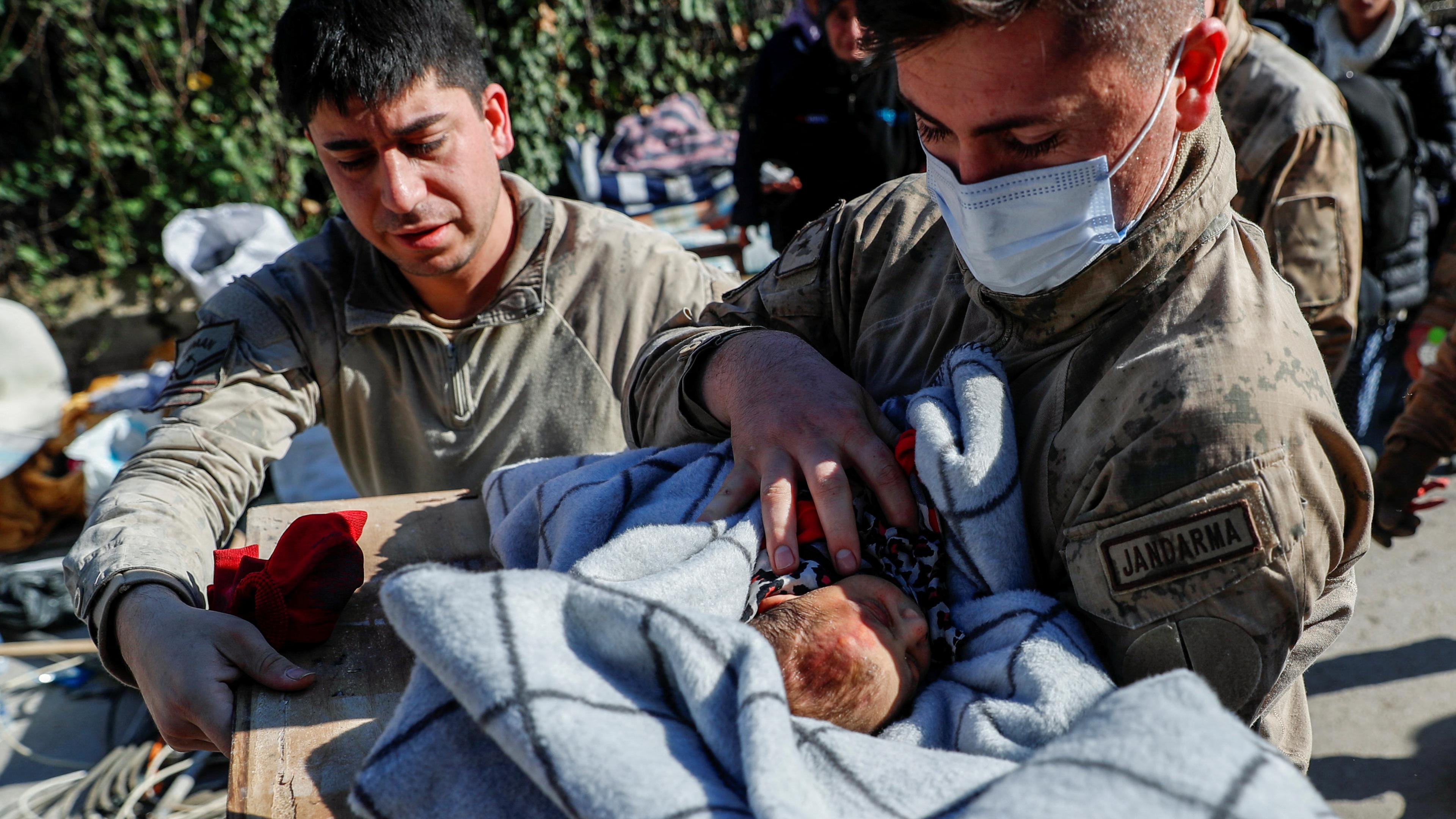 Rettungskräfte bergen den 20 Tage alten Jungen Kerem Agirtas, der nach dem Erdbeben unter den Trümmern hervorgezogen wurde. Türkei, Hatay, 8. Februar 2023