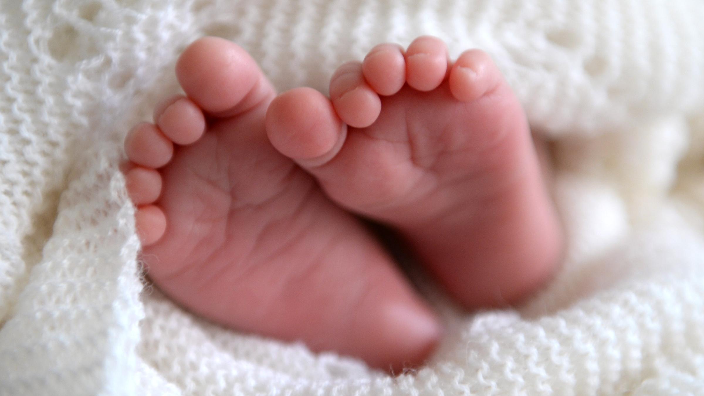 Riskante Schlaf-Bilder auf Windelpaketen, so schützen Sie Ihr Baby vorm  Kindstod - FOCUS online