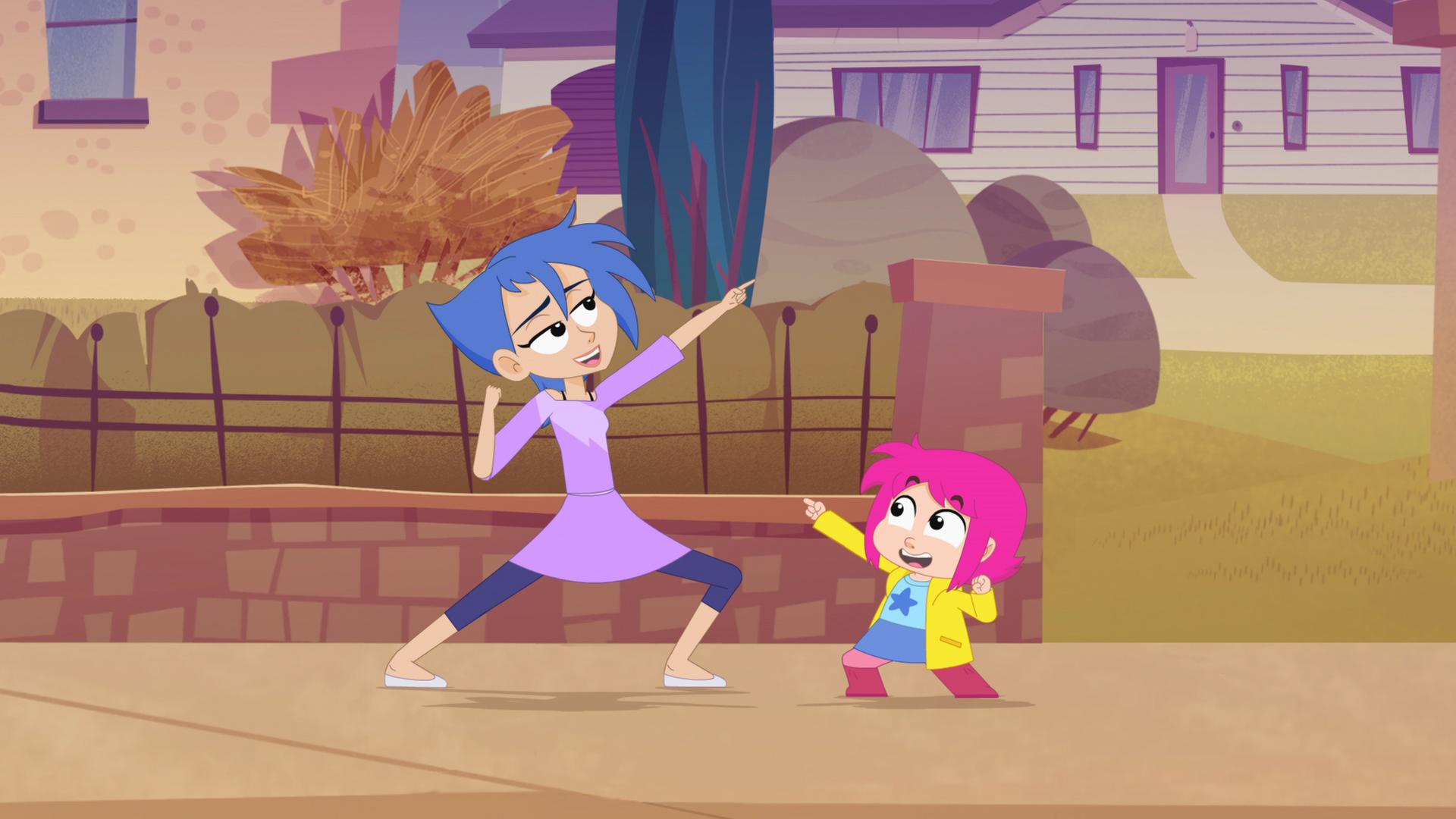 Rebecca und ihre Schwester Coralie stehen in Siegerpose vor ihrem Haus.