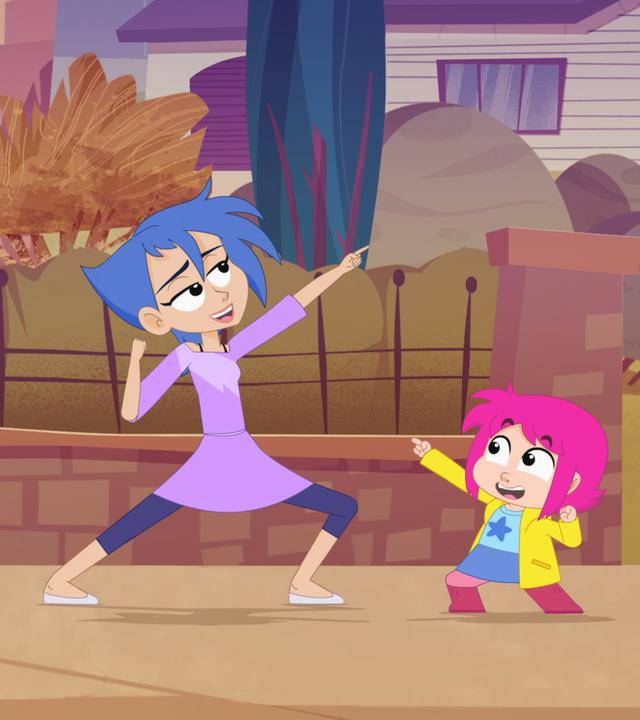 Rebecca und ihre Schwester Coralie stehen in Siegerpose vor ihrem Haus.