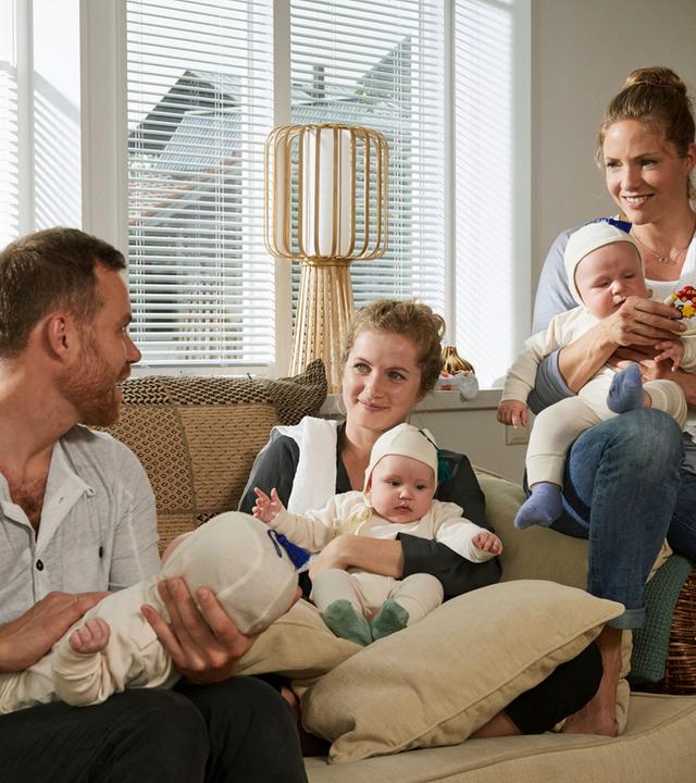 "Lena Lorenz - Babyglück hoch drei": Hebamme Lena Lorenz (Patricia Aulitzky) und die Eltern Emma (Cornelia Gröschel) und Karl Wagner (Bernhard Piesk) in deren Wohnzimmer. Alle drei halten jeweils ein Baby im Arm.