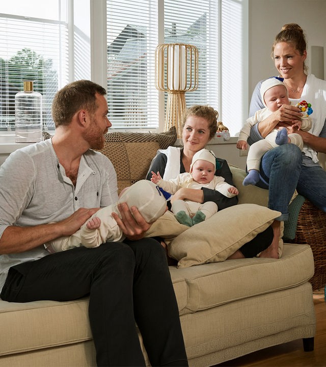 "Lena Lorenz - Babyglück hoch drei": Hebamme Lena Lorenz (Patricia Aulitzky) und die Eltern Emma (Cornelia Gröschel) und Karl Wagner (Bernhard Piesk) in deren Wohnzimmer. Alle drei halten jeweils ein Baby im Arm.
