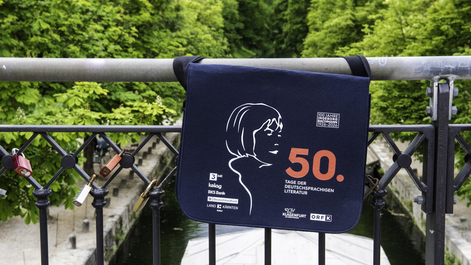Eine Umhängetasche mit dem Ingeborg Bachmann Logo aufgedruckt.