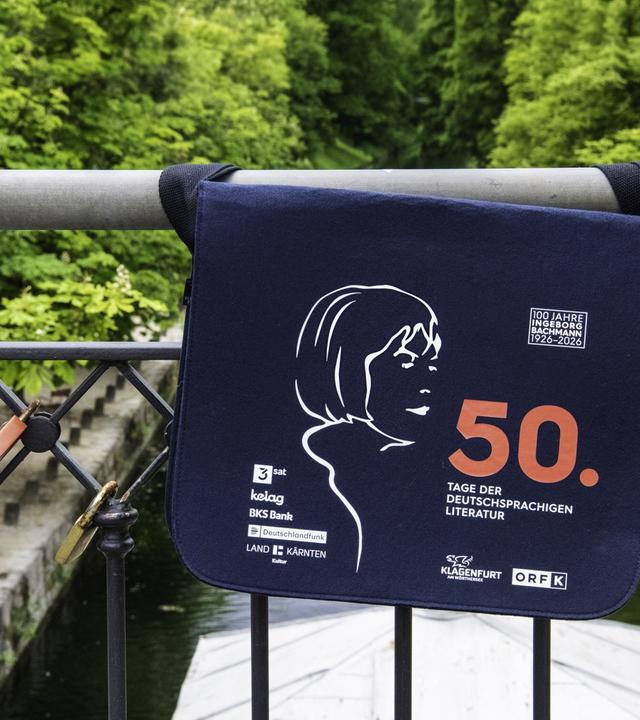 Eine Umhängetasche mit dem Ingeborg Bachmann Logo aufgedruckt.