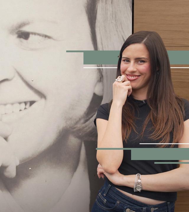 Salwa Houmsi vor einem Foto von Ingeborg Bachmann