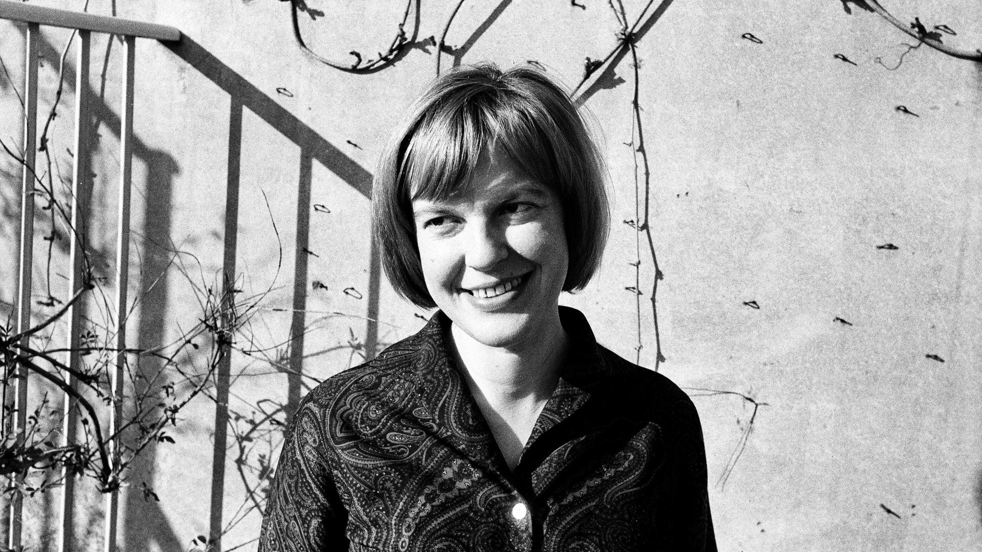 Ein SW Portrait der lächelnden Ingeborg Bachmann im Sonnenlicht