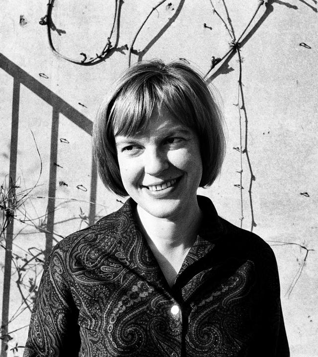 Ein SW Portrait der lächelnden Ingeborg Bachmann im Sonnenlicht