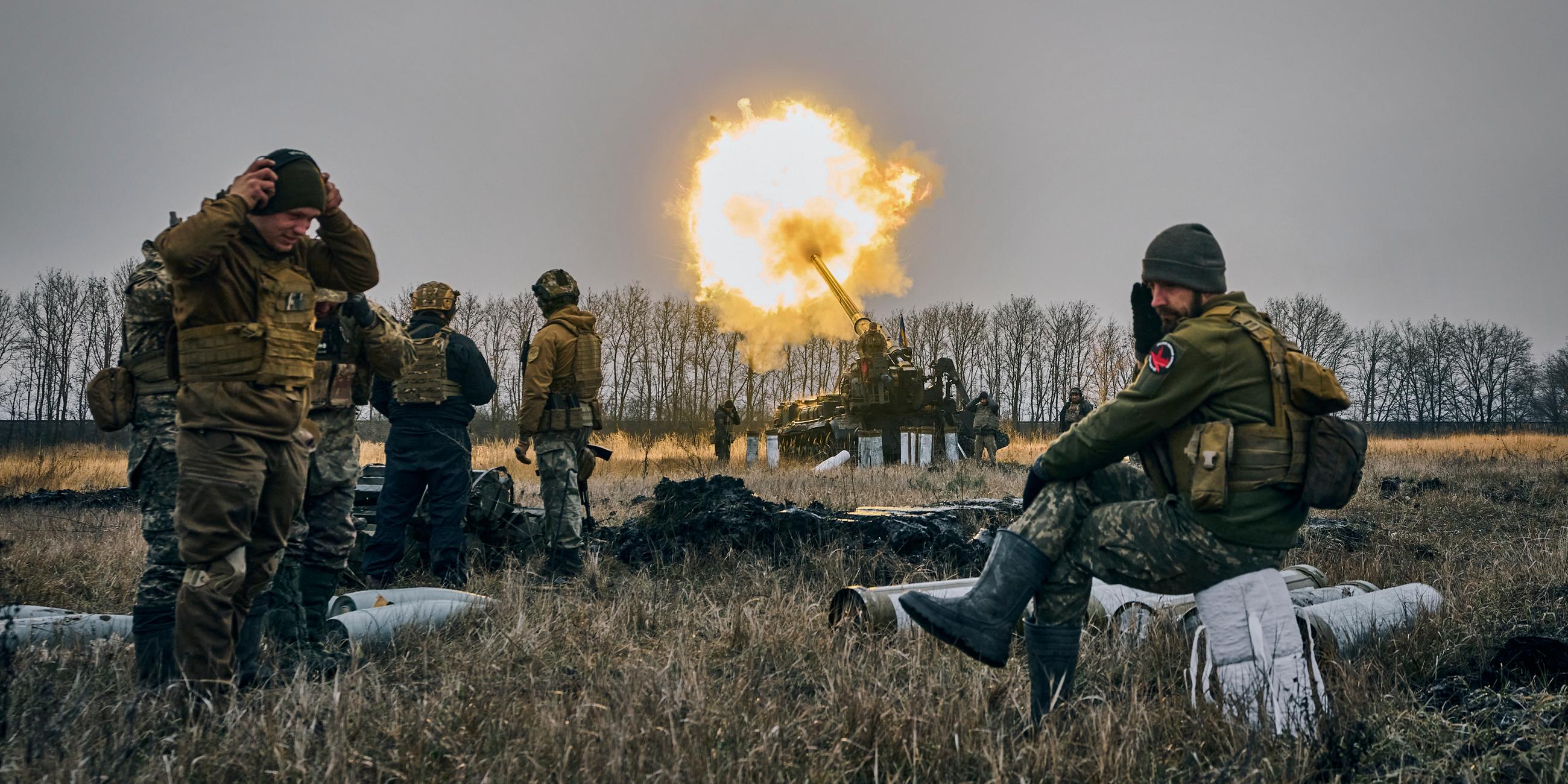 Das Bild zeigt ukrainische Soldaten, die eine Kanonenhaubitze auf russische Stellungen abfeuern.