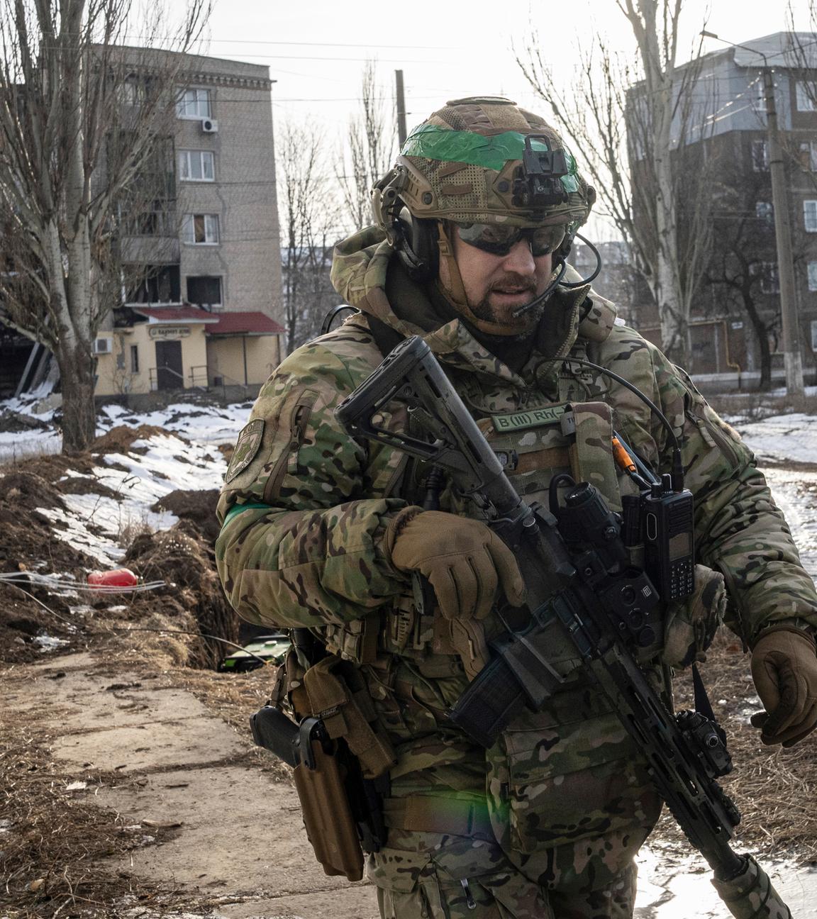 Ein ukrainischer Soldat patrouilliert auf einer Straße in Bachmut am 24.02.2023