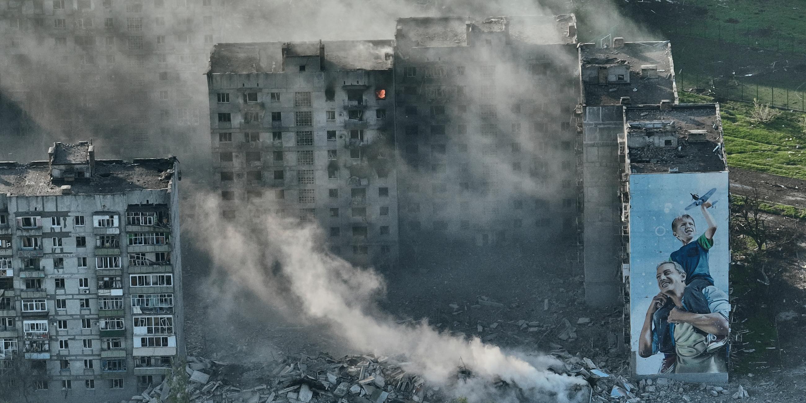 Ein ausgebombter Wohnblock in der ukrainischen Stadt Bachmut.