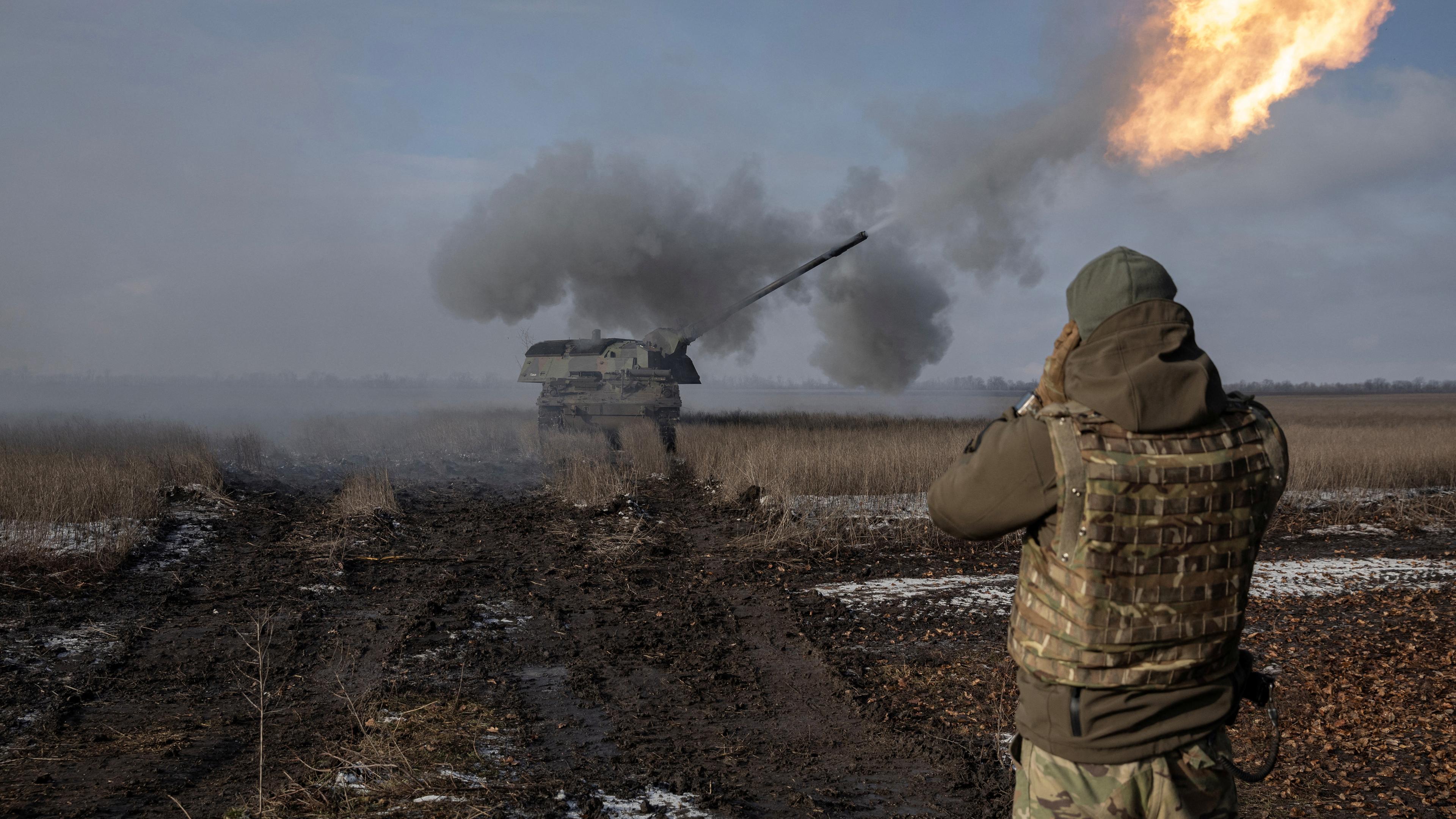 Ukrainische Artillerie iun Bachmut, Region Donetsk