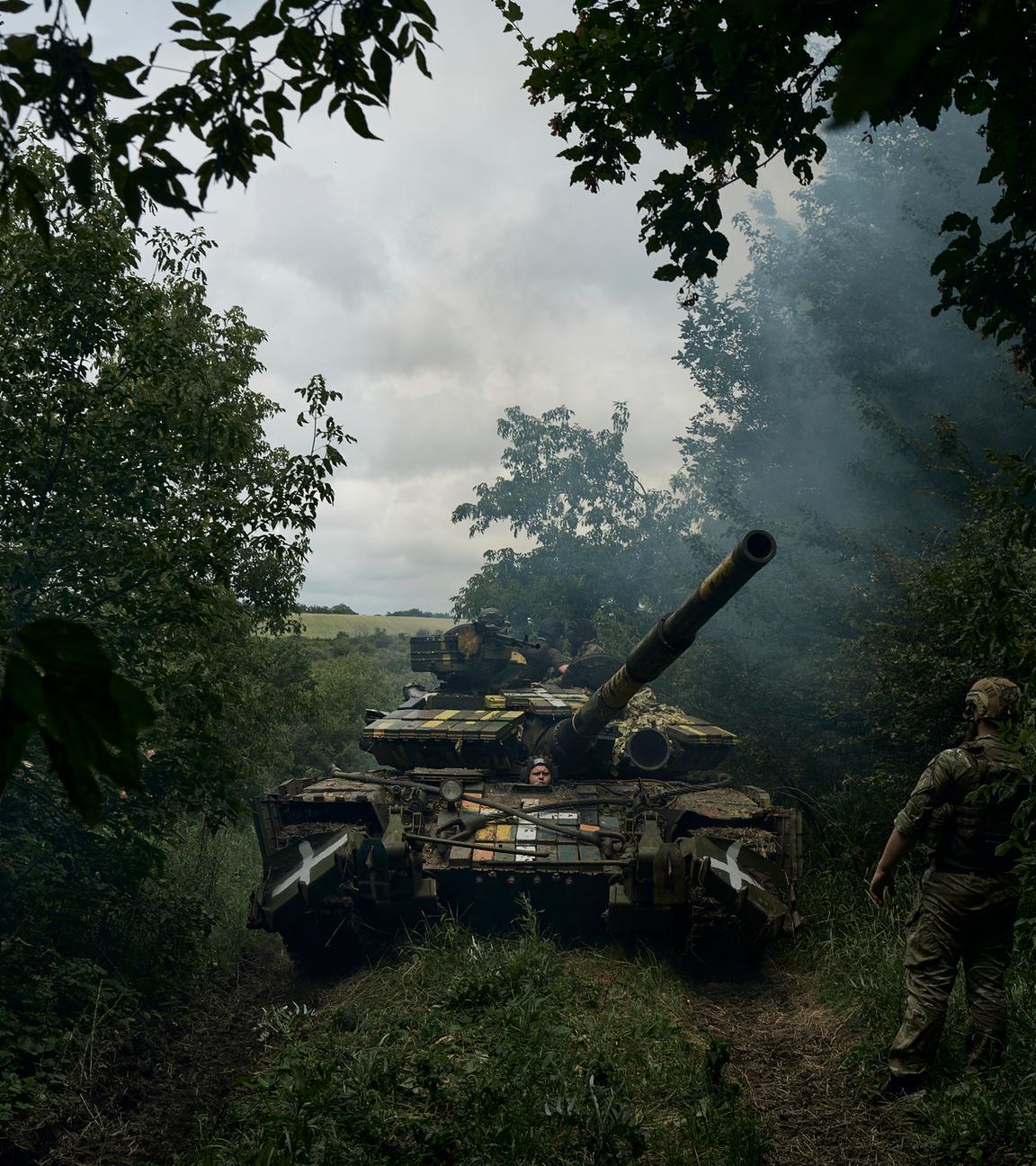 Ein ukrainischer Panzer rückt in Richtung einer Stellung vor.