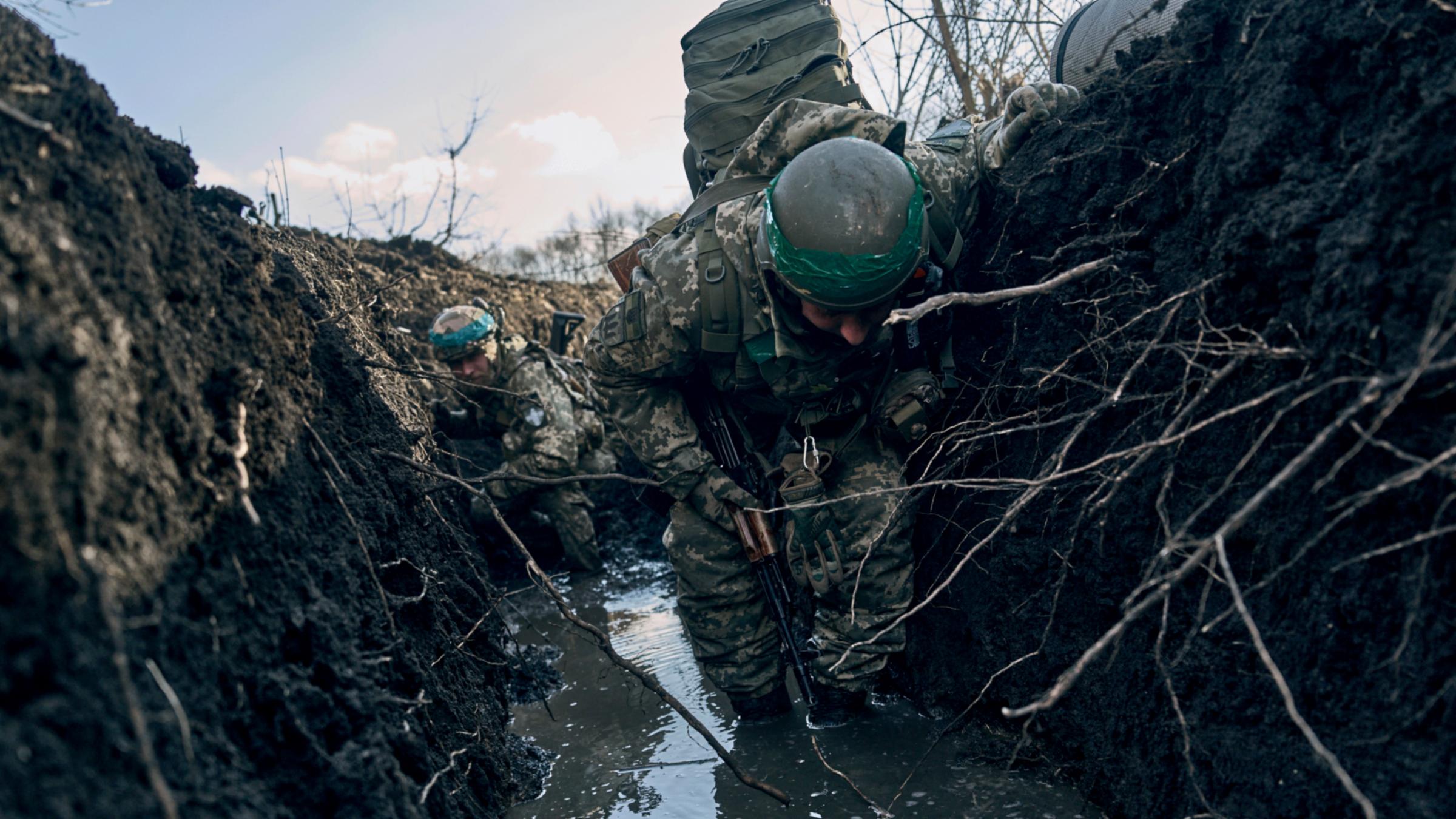 Ukrainische Soldaten in Schützengraben unter russischem Beschuss