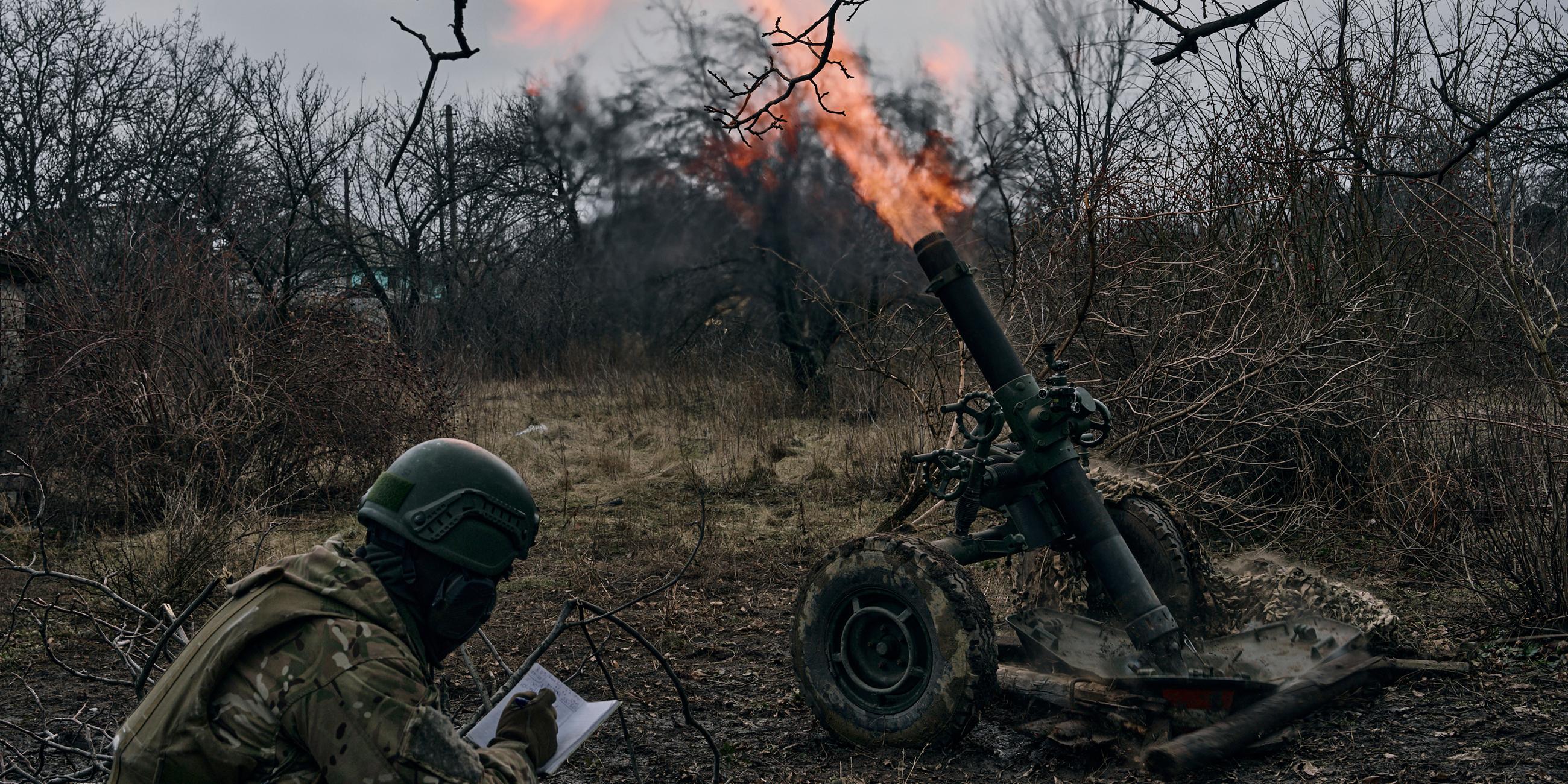 08.03.2023, Ukraine, Bachmut: Freiwillige Soldaten feuern auf russische Stellungen.
