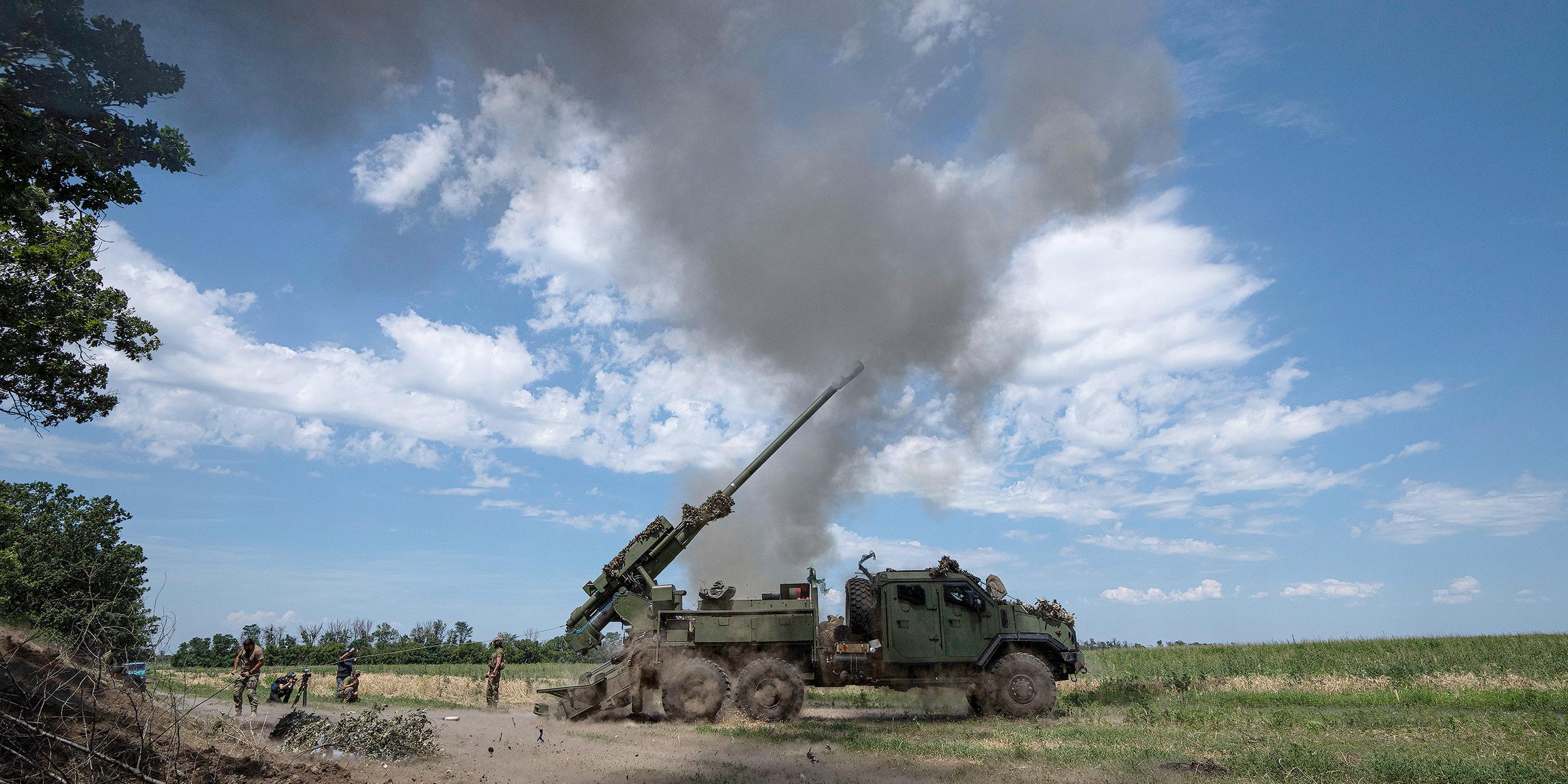 Ukrainische Panzerhaubitze bei Bachmut