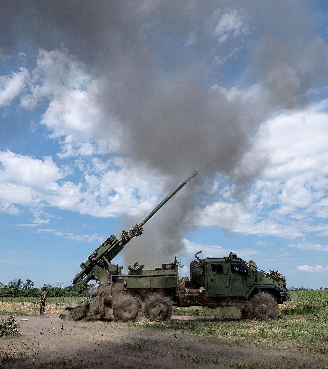 Ukrainische Panzerhaubitze «Bohdana» feuert auf russische Stellungen bei Bachmut