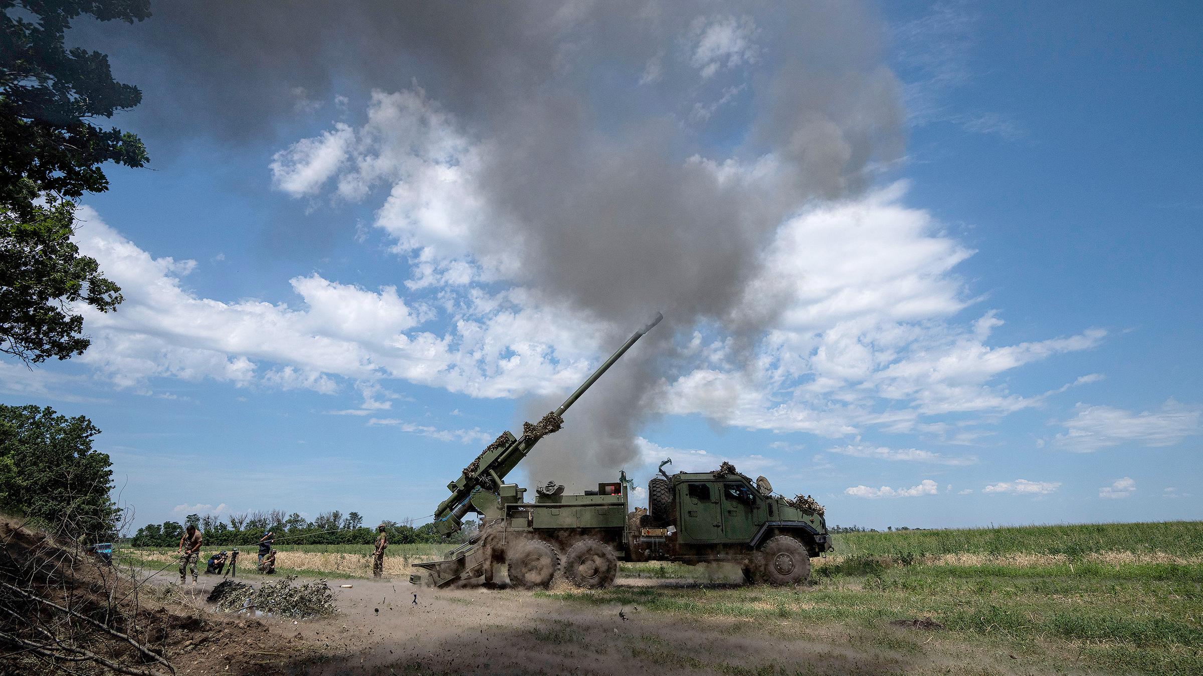 Ukrainische Panzerhaubitze «Bohdana» feuert auf russische Stellungen bei Bachmut