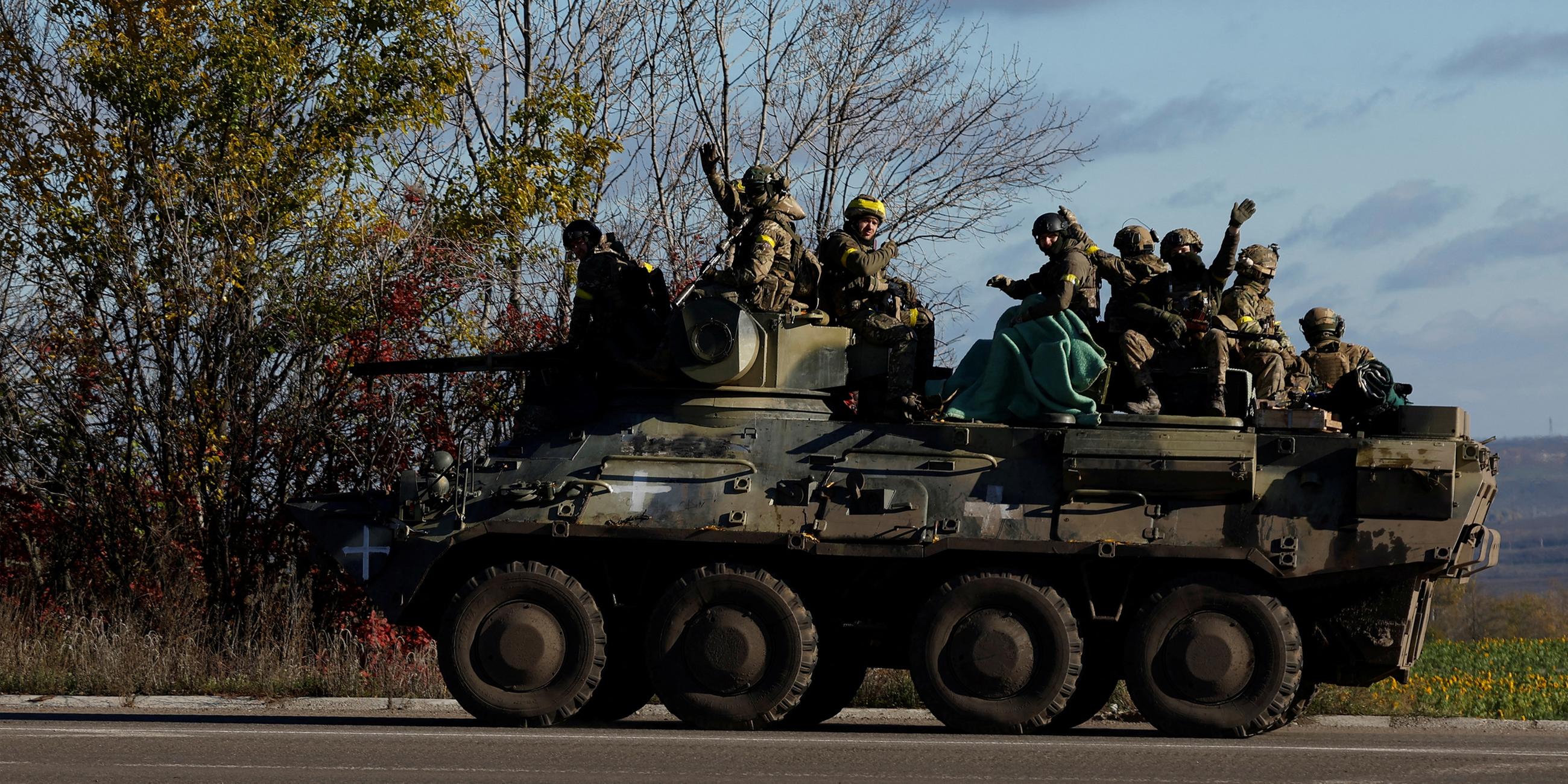 Mitglieder der ukrainischen Armee winken, während sie entlang einer Hauptstraße fahren, während Russlands Invasion in der Ukraine am 1.11.2022 in der östlichen Donbass-Region von Bachmut, Ukraine, fortgesetzt wird. 