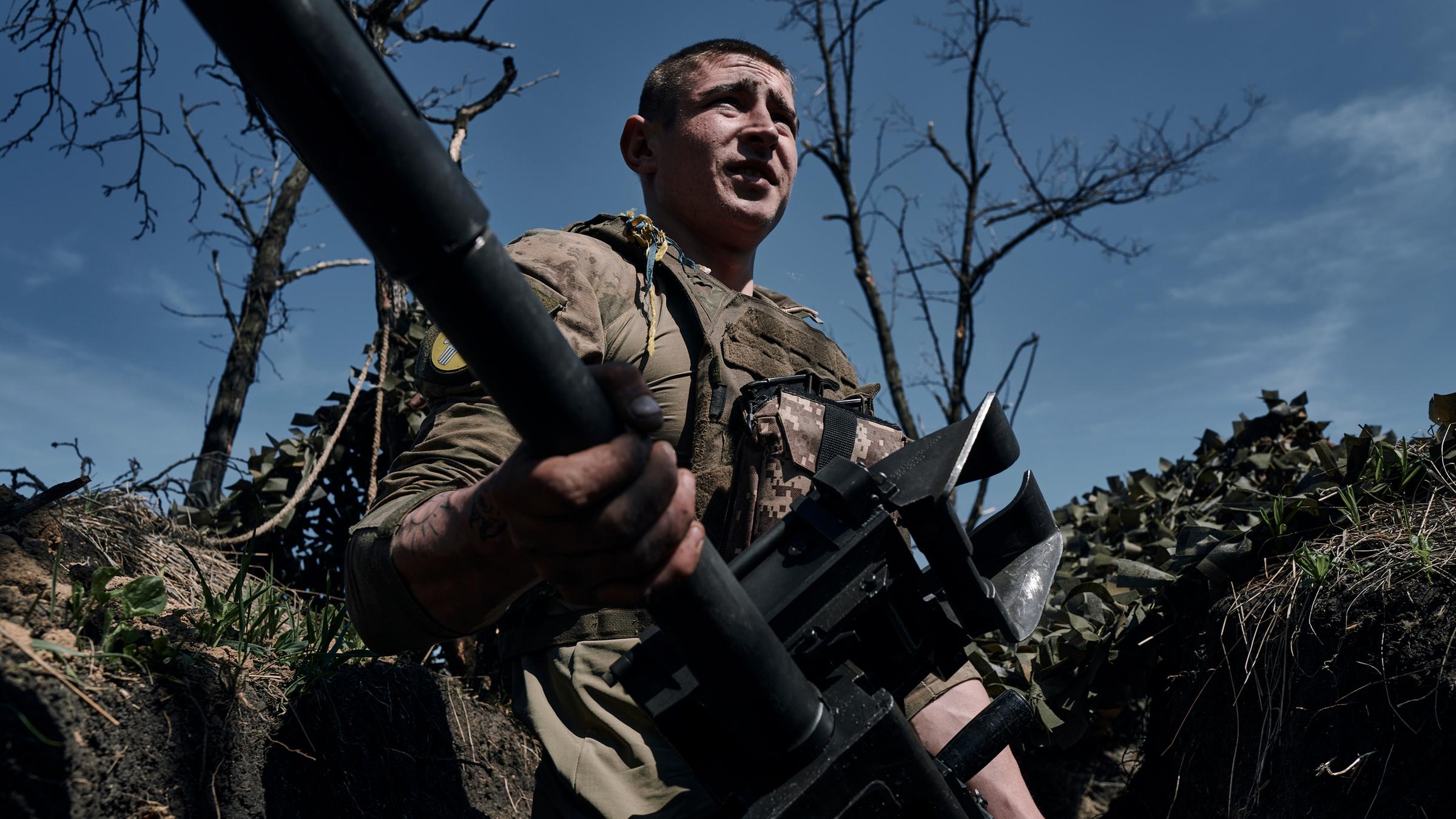 Ukrainischer Soldat in Bachmut