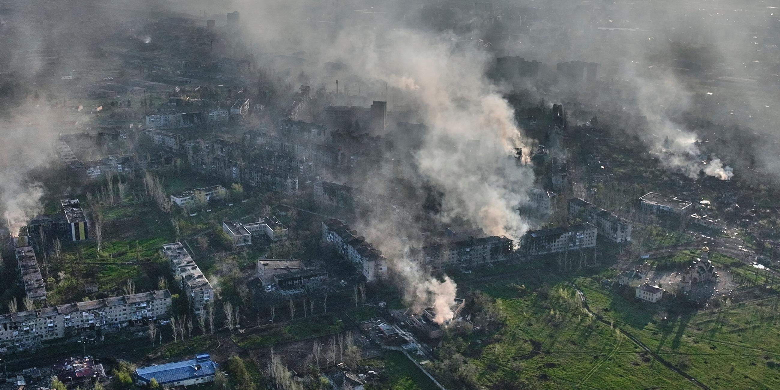 Rauch steigt über einem zerstörten Wohngebiet im ukrainischen Bachmut auf.