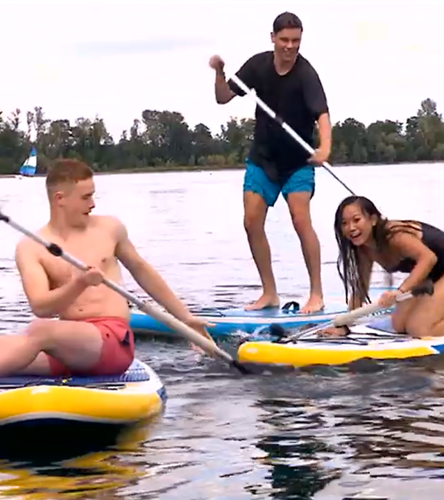 Mark, Jeppe und Trang beim Stand up paddeln