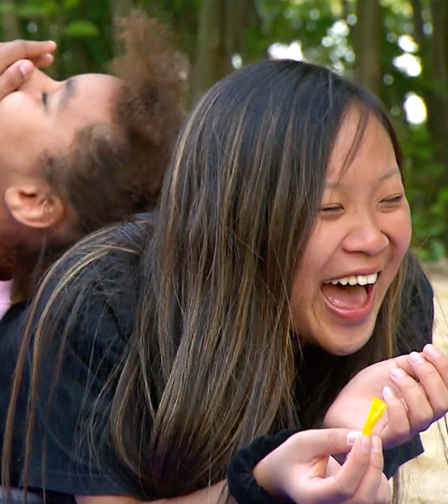 Trang und Chantal liegen auf dem Boden und lachen