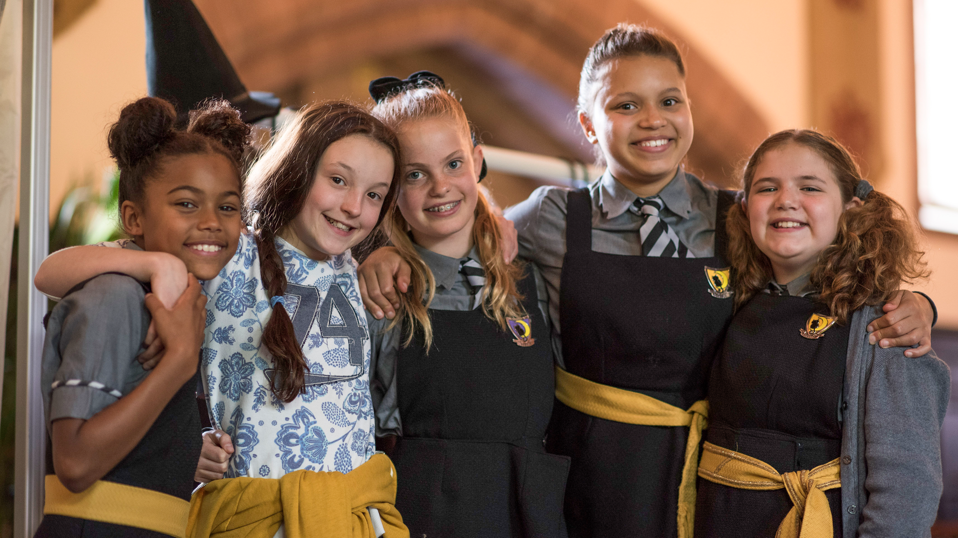 Die Darstellerinnen der Hexenschülerinnen der Serie "Eine lausige Hexe" stehen nebeneinander