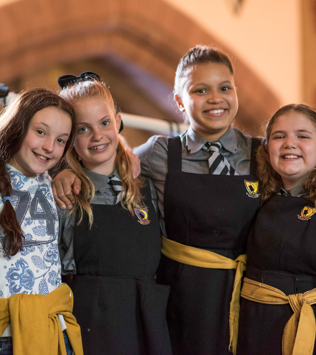 Die Darstellerinnen der Hexenschülerinnen der Serie "Eine lausige Hexe" stehen nebeneinander