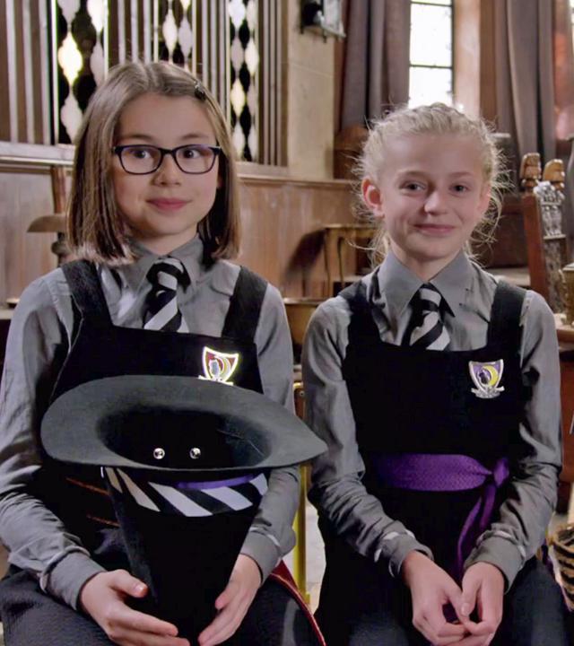 Kitty (links, spielt Clarissa), Trixie (Mitte, spielt Sybille) und Ynez (rechts, spielt Beatrix) sitzen in ihren Kostümen nebeneinander und lachen in die Kamera